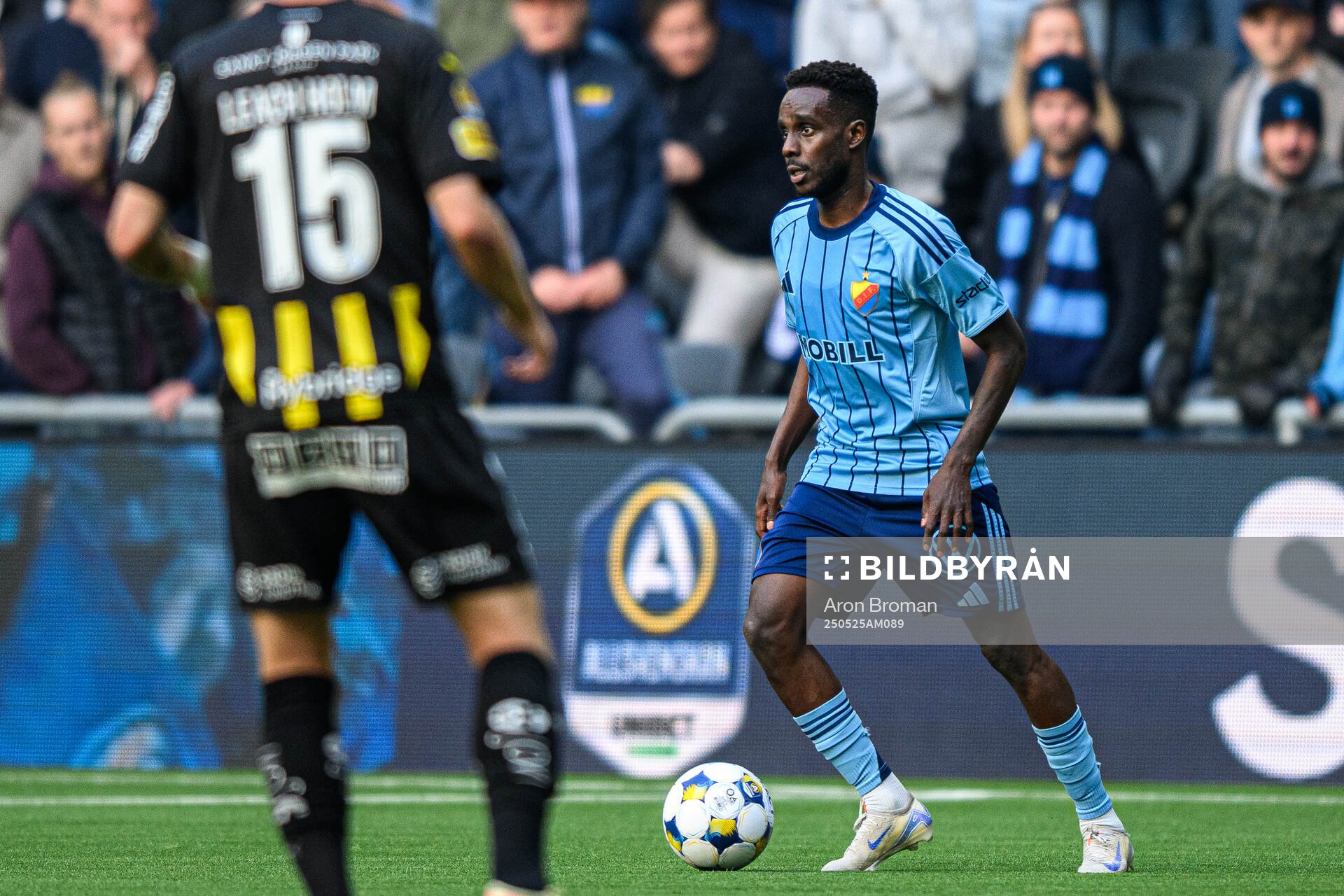 Djurgårdens Tokmac Nguen under fotbollsmatchen i Allsvenskan mellan Djurgården och Häcken den 25 maj 2025 i Stockholm. 