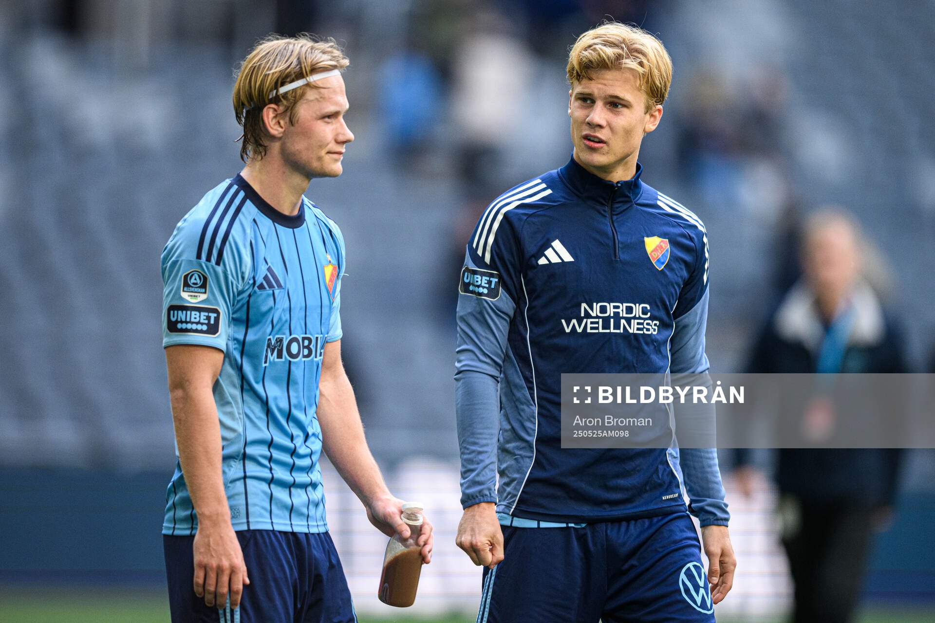 Djurgårdens Tobias Gulliksen och Theo Bergvall efter fotbollsmatchen i Allsvenskan mellan Djurgården och Häcken den 25 maj 2025 i Stockholm.