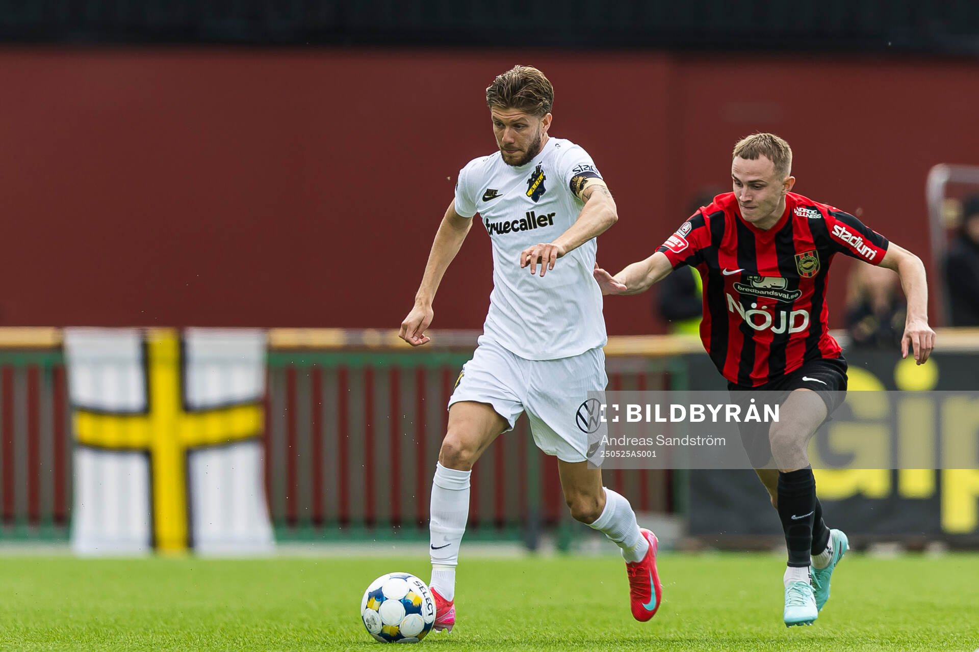 AIKs Anton Salétros och Brommapojkarnas Victor Lind under fotbollsmatchen i Allsvenskan mellan Brommapojkarna och AIK den 25 maj 2025 i Stockholm.