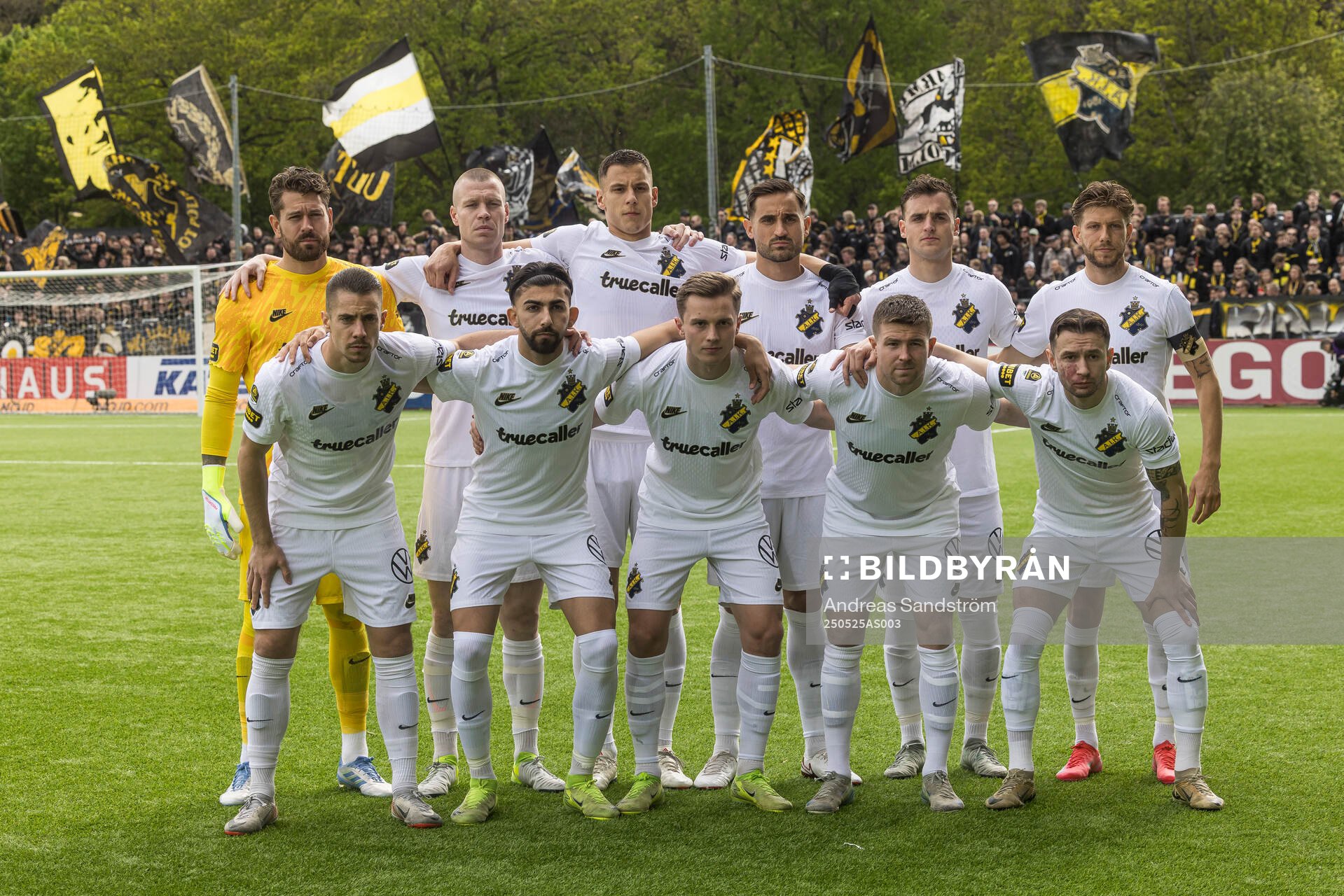 AIKs startelva ställer upp för en lagbild inför fotbollsmatchen i Allsvenskan mellan Brommapojkarna och AIK den 25 maj 2025 i Stockholm.