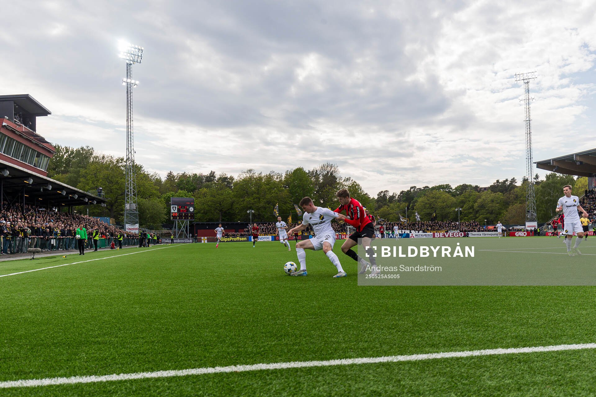AIKs Mads Døhr Thychosen och Brommapojkarnas Frederik Christensen under fotbollsmatchen i Allsvenskan mellan Brommapojkarna och AIK den 25 maj 2025 i Stockholm.