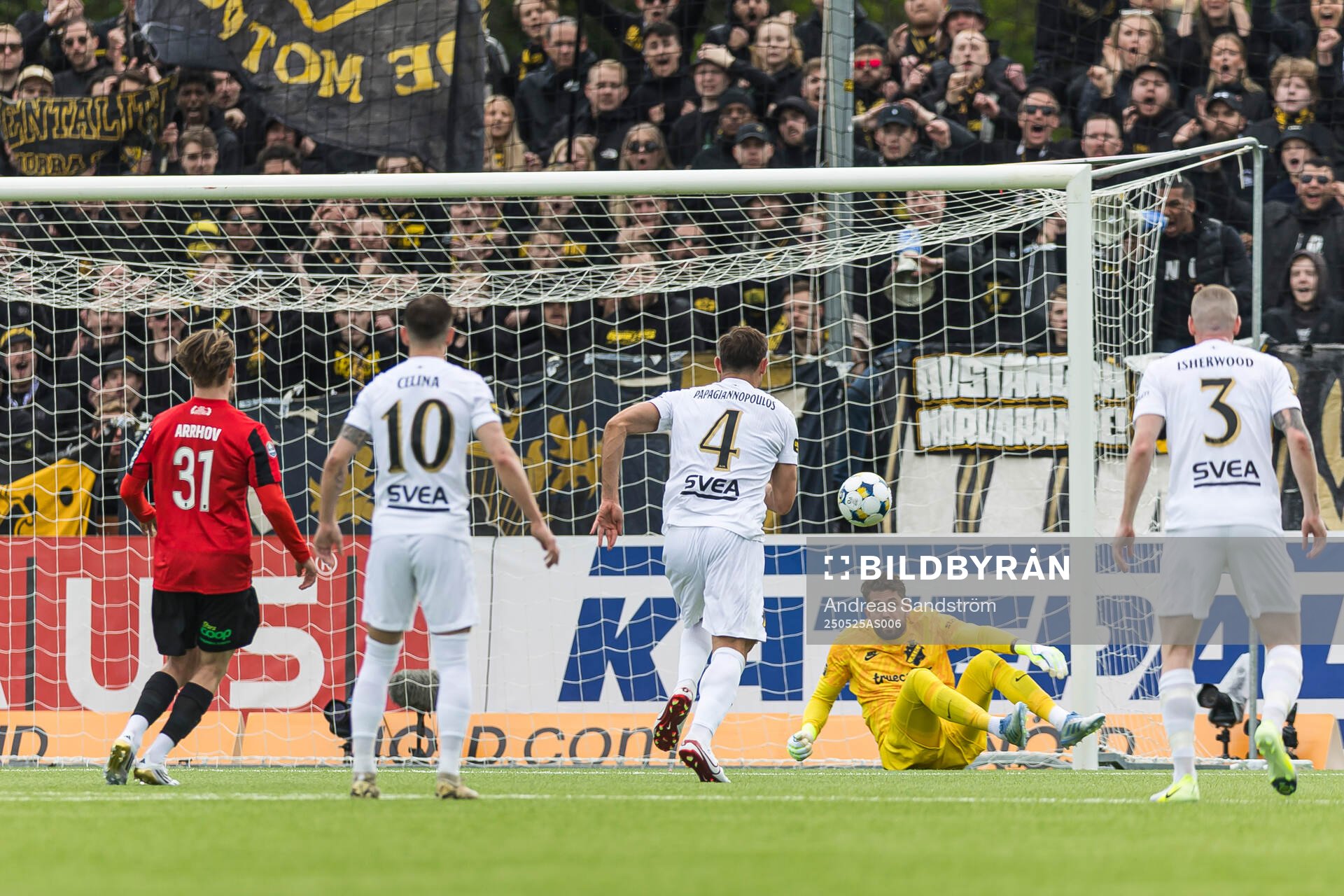 AIKs målvakt Kristoffer Nordfeldt under fotbollsmatchen i Allsvenskan mellan Brommapojkarna och AIK den 25 maj 2025 i Stockholm. 