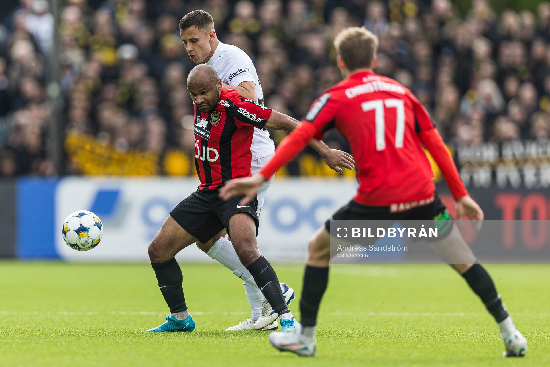 Brommapojkarnas Serge-Junior Martinsson Ngouali och AIKs Filip Benkovic under fotbollsmatchen i Allsvenskan mellan Brommapojkarna och AIK den 25 maj 2025 i Stockholm.