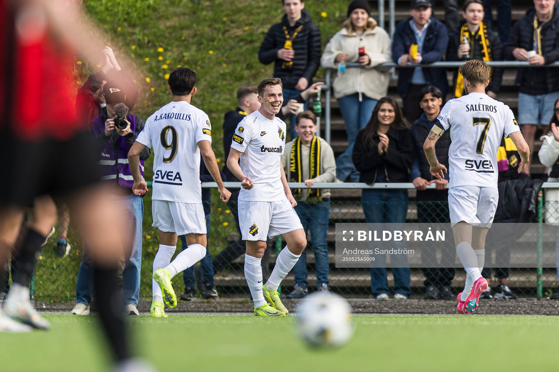 AIKs Johan Hove jublar efter 0-1 under fotbollsmatchen i Allsvenskan mellan Brommapojkarna och AIK den 25 maj 2025 i Stockholm. 
