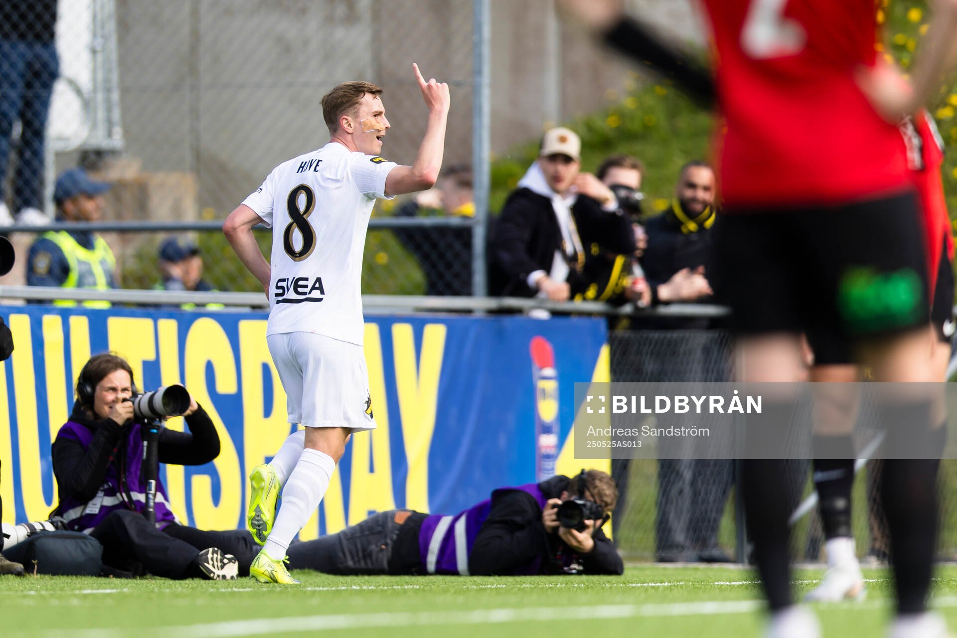 AIKs Johan Hove jublar efter 0-1 under fotbollsmatchen i Allsvenskan mellan Brommapojkarna och AIK den 25 maj 2025 i Stockholm. 
