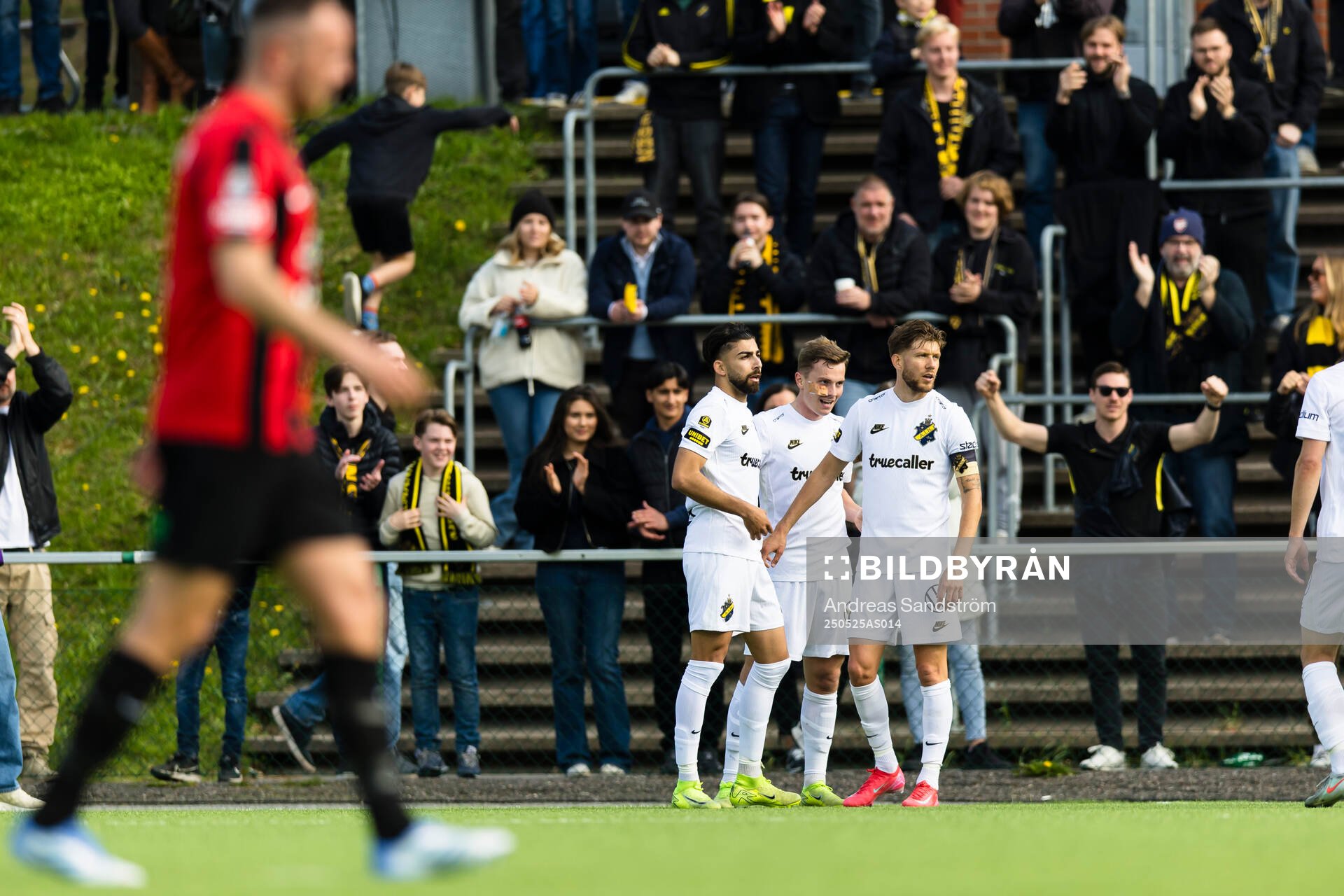a vänster) gör 0-1 och gratuleras av lagkamrater