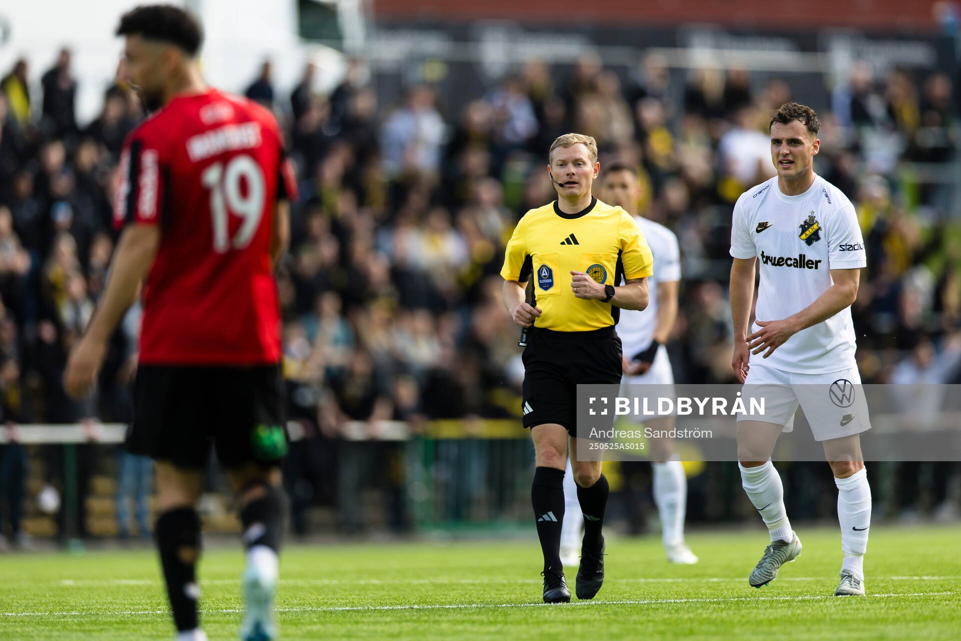 Domare Fredrik Klitte under fotbollsmatchen i Allsvenskan mellan Brommapojkarna och AIK den 25 maj 2025 i Stockholm. 