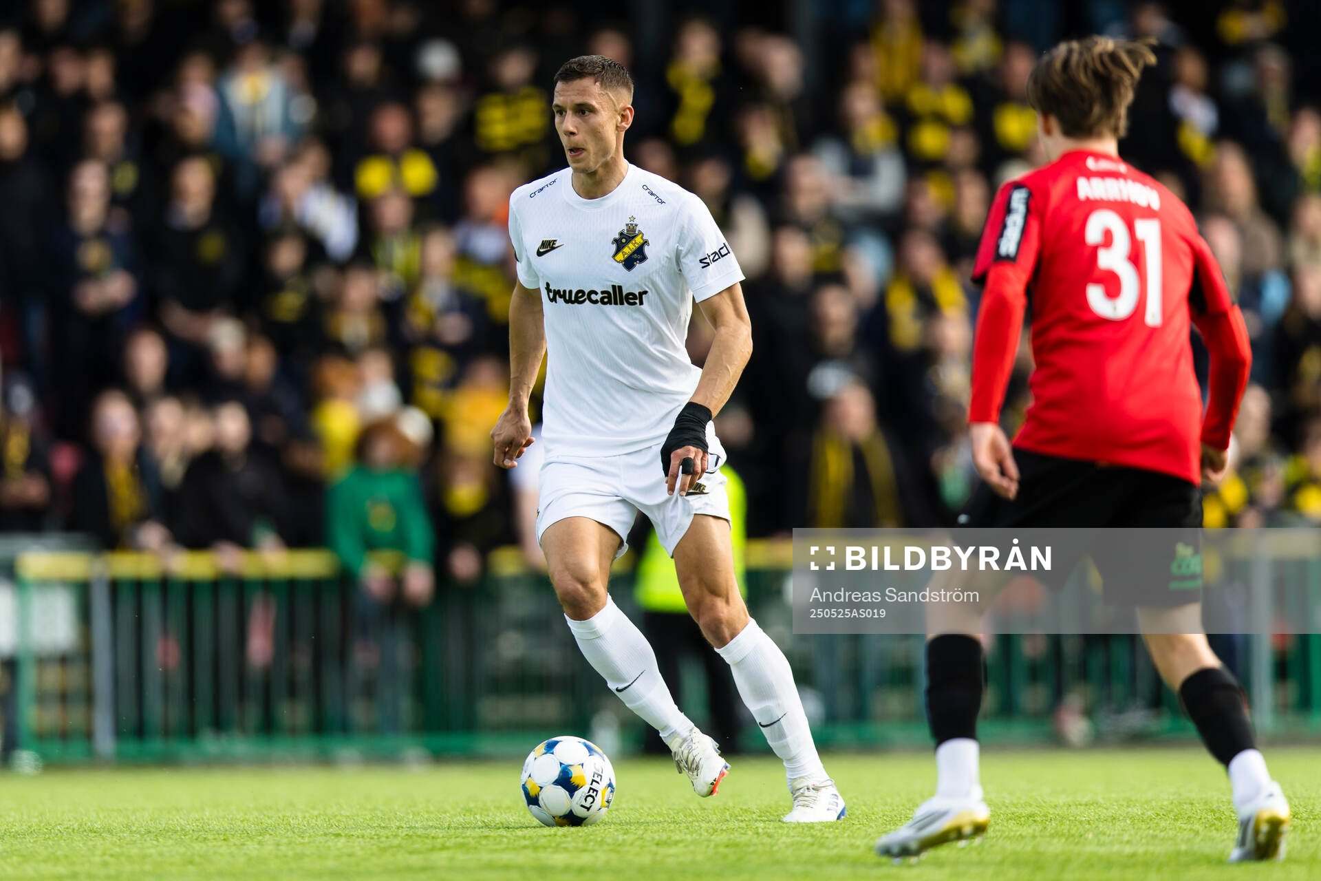 AIKs Filip Benkovic under fotbollsmatchen i Allsvenskan mellan Brommapojkarna och AIK den 25 maj 2025 i Stockholm. 