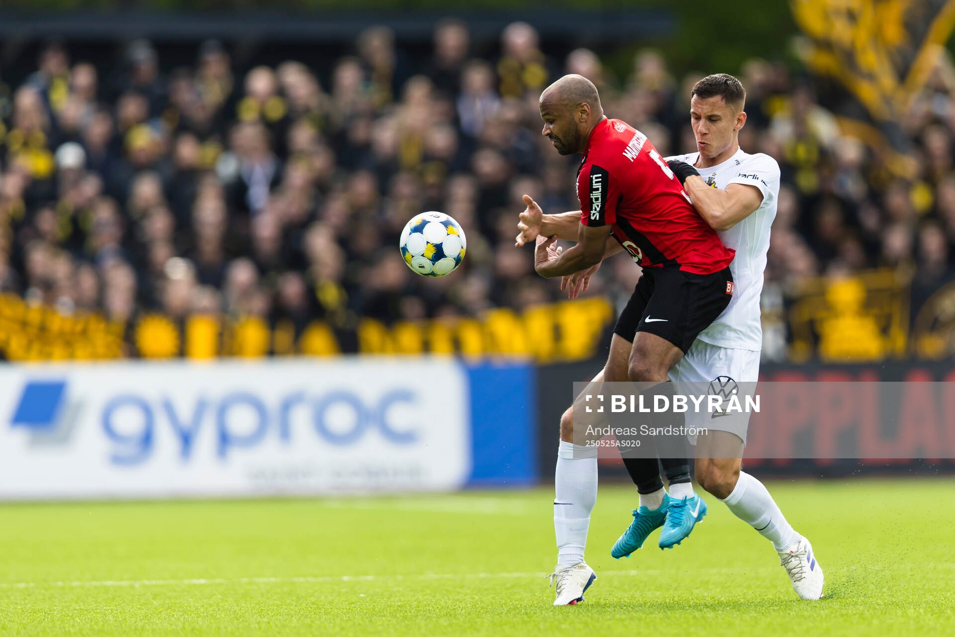 Brommapojkarnas Serge-Junior Martinsson Ngouali i kamp med AIKs Filip Benkovic under fotbollsmatchen i Allsvenskan mellan Brommapojkarna och AIK den 25 maj 2025 i Stockholm.