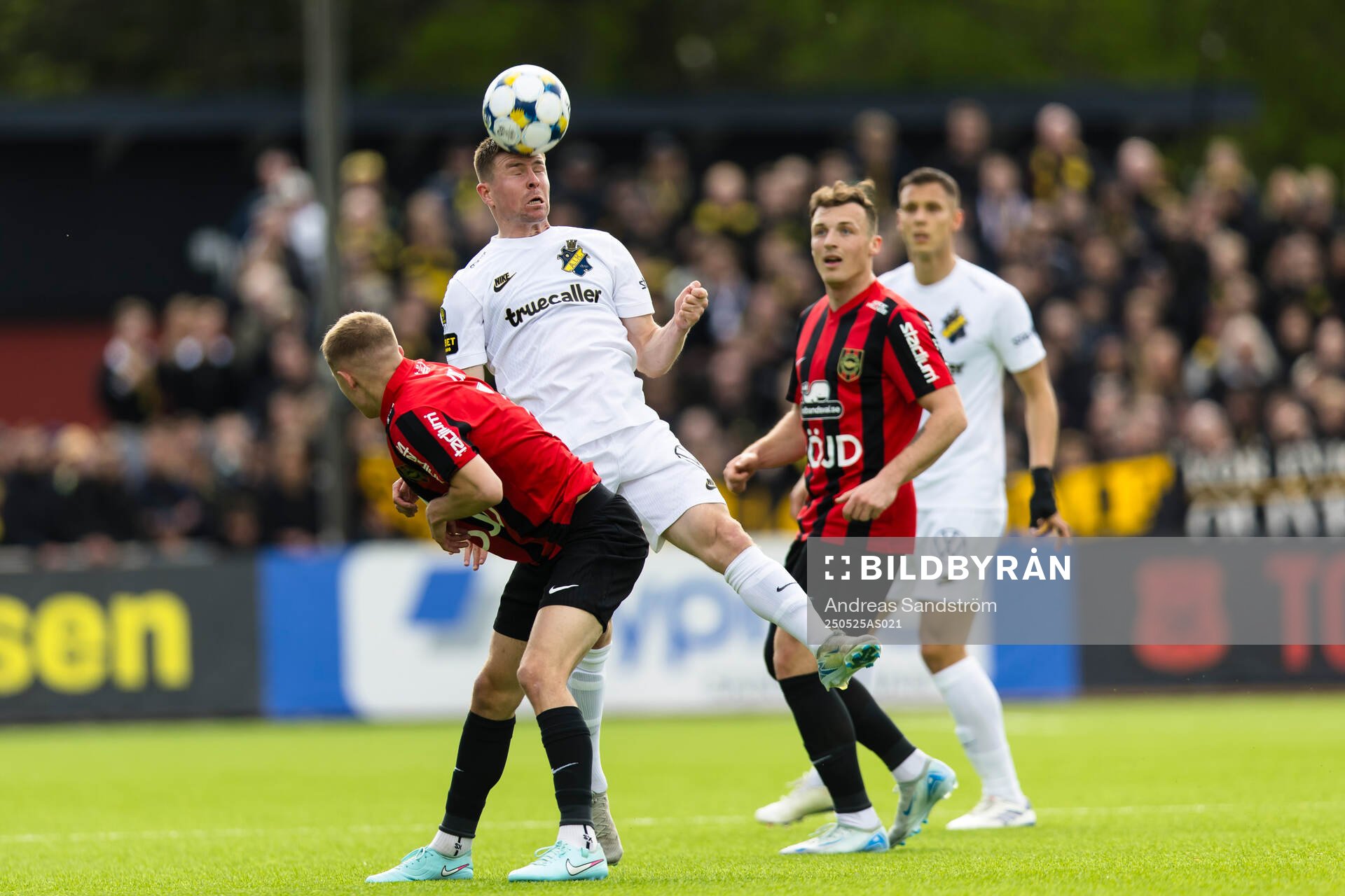 AIKs Mads Døhr Thychosen under fotbollsmatchen i Allsvenskan mellan Brommapojkarna och AIK den 25 maj 2025 i Stockholm. 