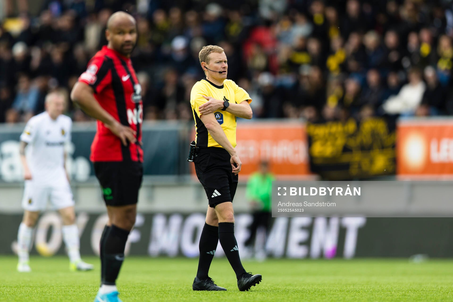 Domare Fredrik Klitte under fotbollsmatchen i Allsvenskan mellan Brommapojkarna och AIK den 25 maj 2025 i Stockholm. 