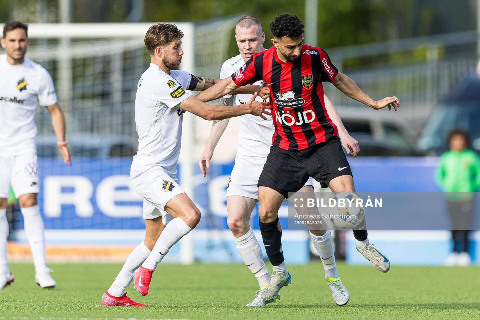 AIKs Anton Salétros och Brommapojkarnas Daleho Irandust under fotbollsmatchen i Allsvenskan mellan Brommapojkarna och AIK den 25 maj 2025 i Stockholm.
