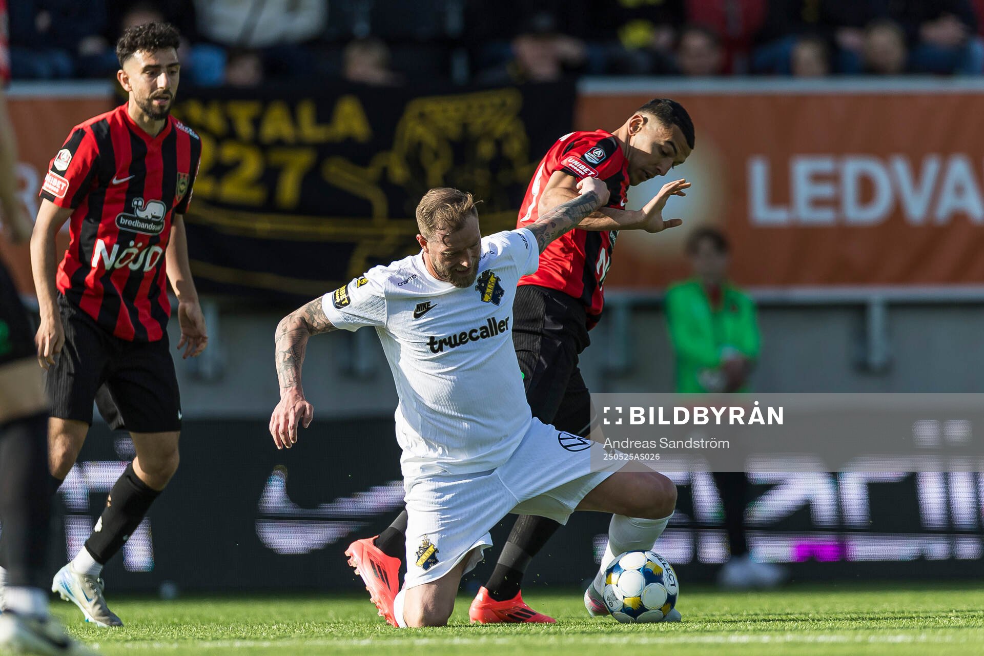 AIKs John Guidetti och Brommapojkarnas Nabil Bahoui under fotbollsmatchen i Allsvenskan mellan Brommapojkarna och AIK den 25 maj 2025 i Stockholm.