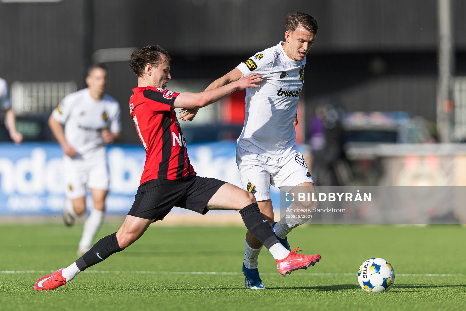 Brommapojkarnas Alex Timossi Andersson och AIKs Kazper Karlsson under fotbollsmatchen i Allsvenskan mellan Brommapojkarna och AIK den 25 maj 2025 i Stockholm.