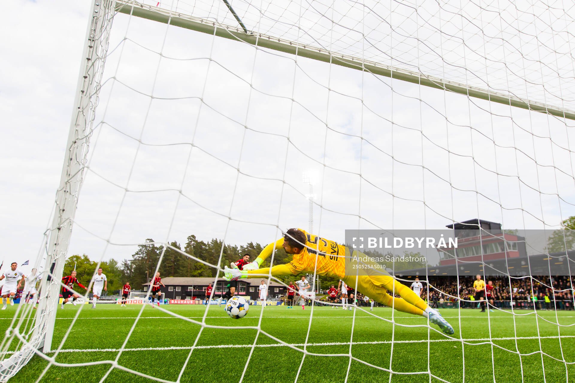 AIKs målvakt Kristoffer Nordfeldt räddar en straff under fotbollsmatchen i Allsvenskan mellan Brommapojkarna och AIK den 25 maj 2025 i Stockholm.