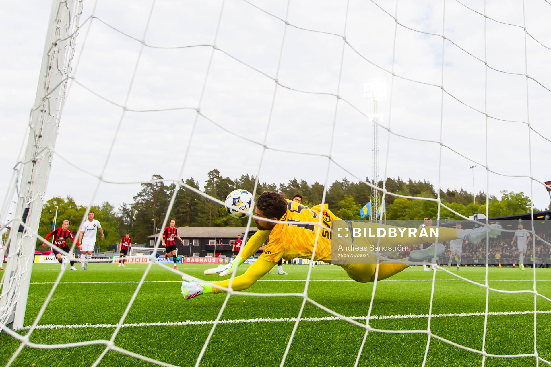 AIKs målvakt Kristoffer Nordfeldt räddar en straff under fotbollsmatchen i Allsvenskan mellan Brommapojkarna och AIK den 25 maj 2025 i Stockholm.