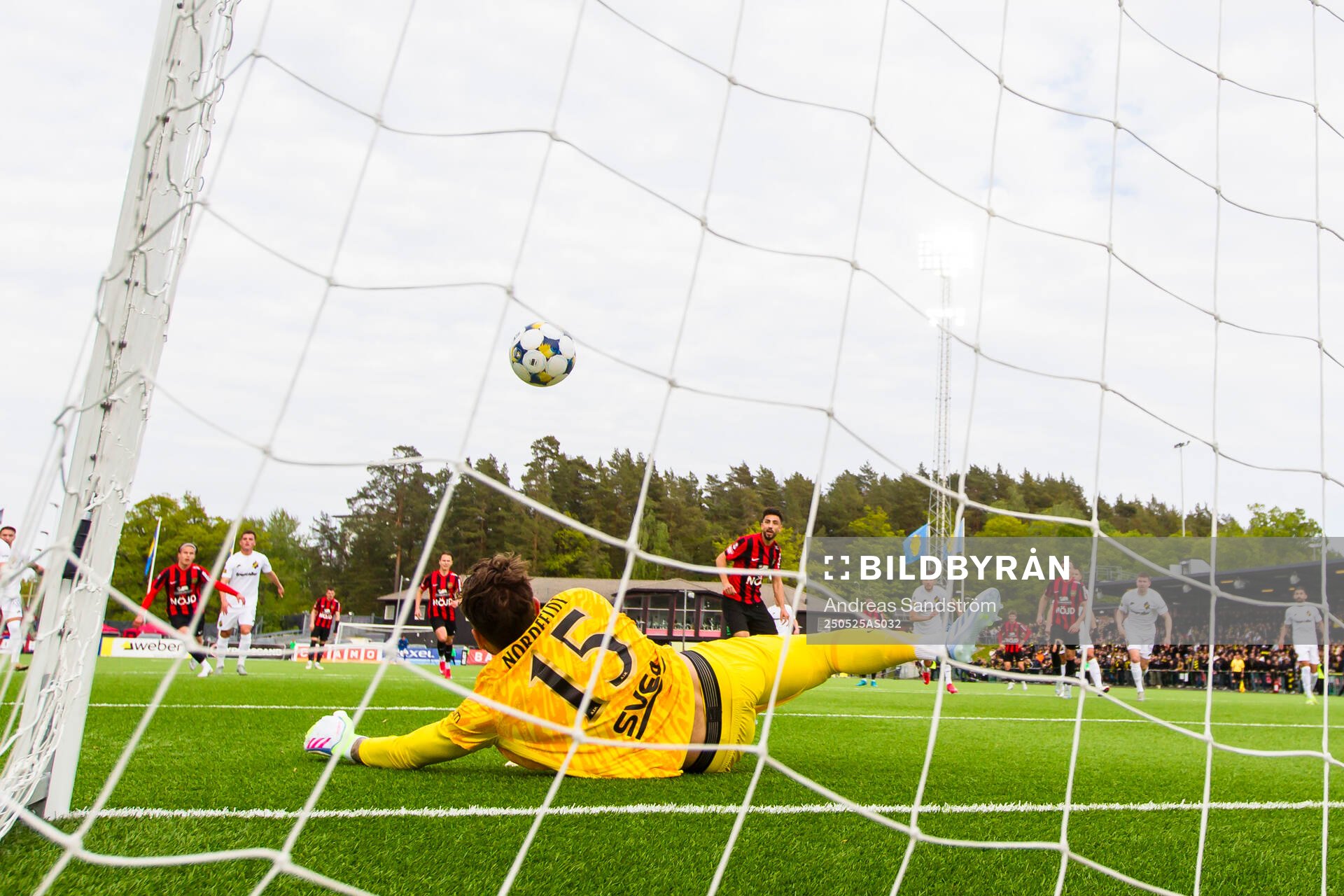 AIKs målvakt Kristoffer Nordfeldt räddar en straff under fotbollsmatchen i Allsvenskan mellan Brommapojkarna och AIK den 25 maj 2025 i Stockholm.