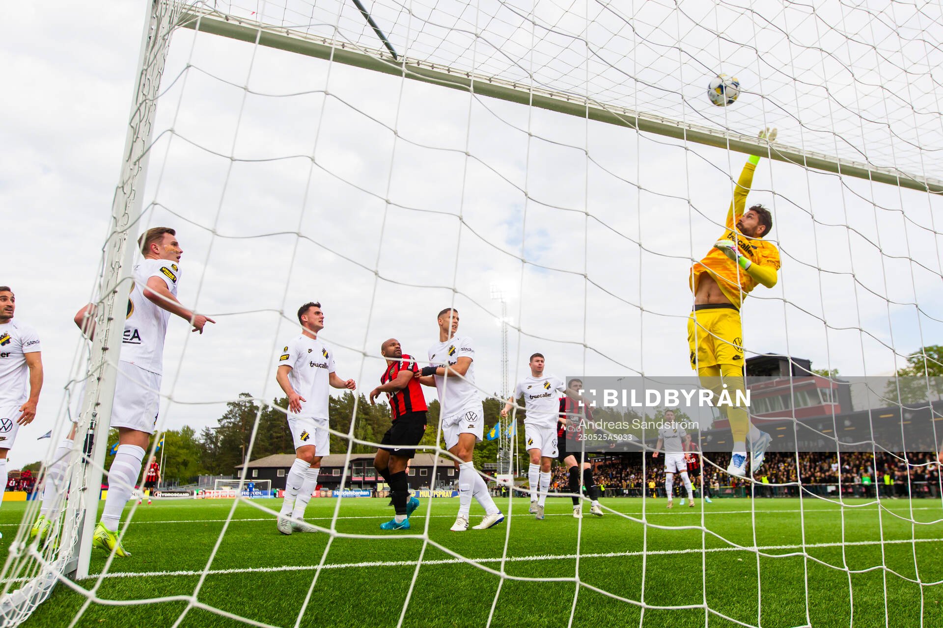 AIKs målvakt Kristoffer Nordfeldt med en räddning under fotbollsmatchen i Allsvenskan mellan Brommapojkarna och AIK den 25 maj 2025 i Stockholm.