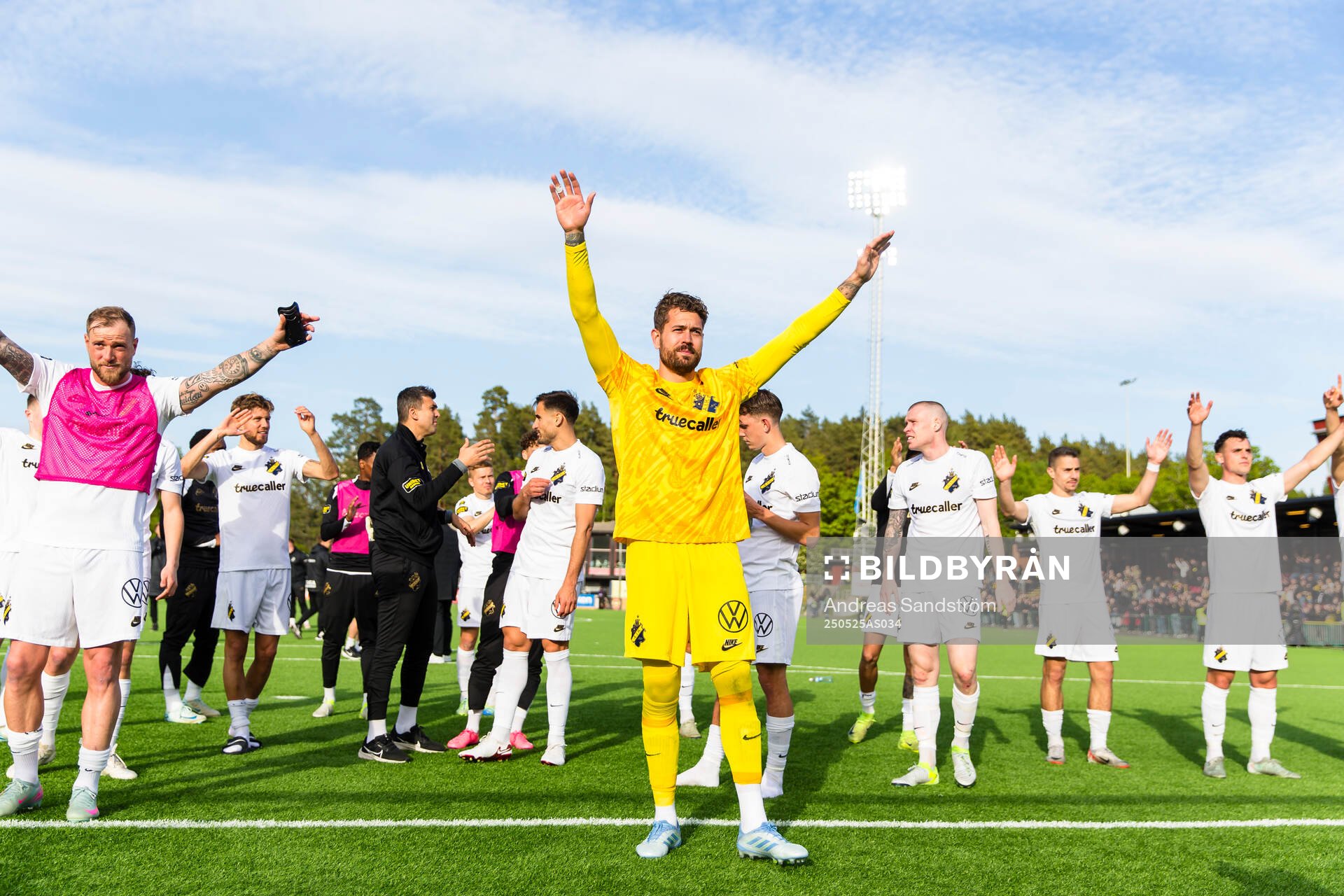 AIKs spelare med målvakt Kristoffer Nordfeldt tackar publiken efter fotbollsmatchen i Allsvenskan mellan Brommapojkarna och AIK den 25 maj 2025 i Stockholm.