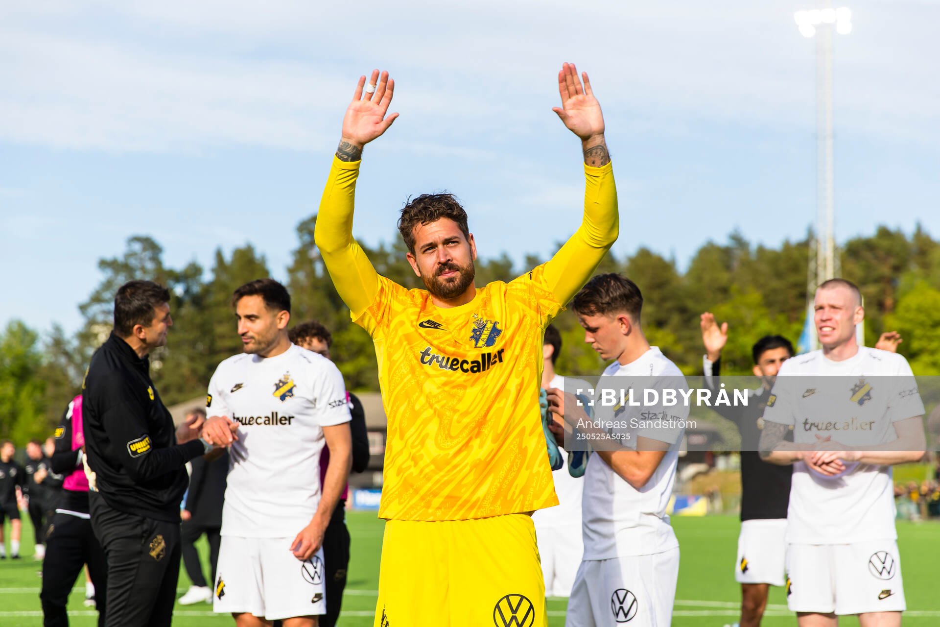 AIKs spelare med målvakt Kristoffer Nordfeldt tackar publiken efter fotbollsmatchen i Allsvenskan mellan Brommapojkarna och AIK den 25 maj 2025 i Stockholm.