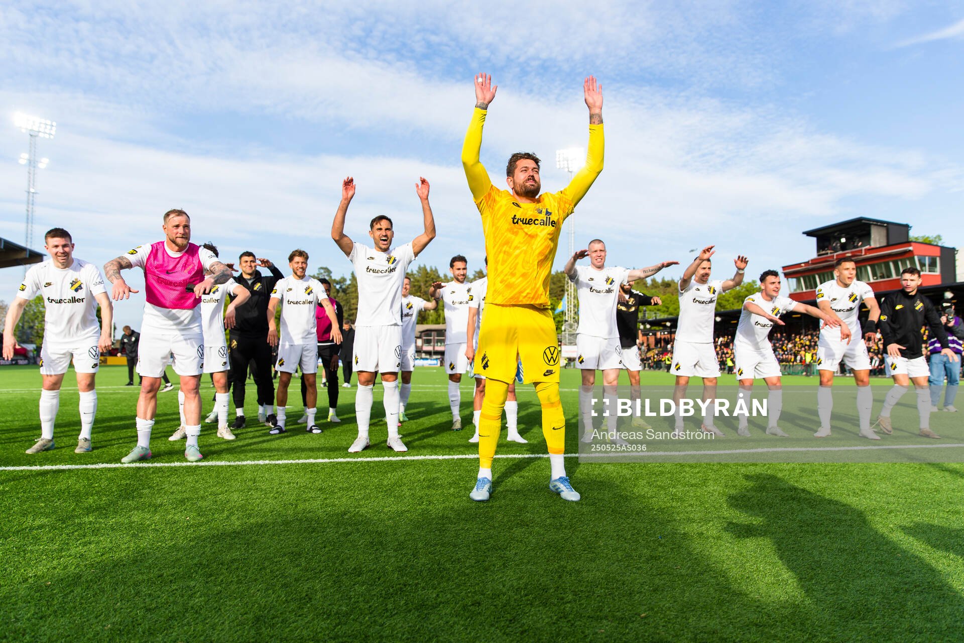 AIKs spelare med målvakt Kristoffer Nordfeldt tackar publiken efter fotbollsmatchen i Allsvenskan mellan Brommapojkarna och AIK den 25 maj 2025 i Stockholm.
