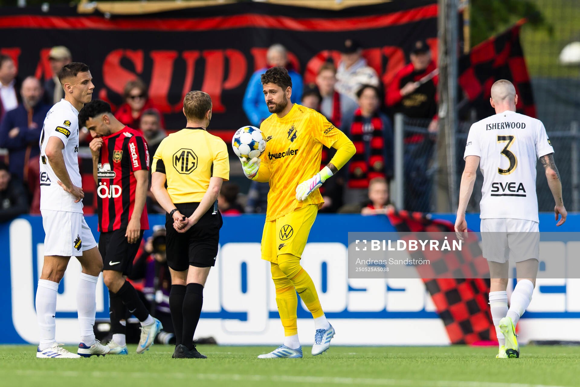 AIKs målvakt Kristoffer Nordfeldt pratar med Domare Fredrik Klitte under fotbollsmatchen i Allsvenskan mellan Brommapojkarna och AIK den 25 maj 2025 i Stockholm.