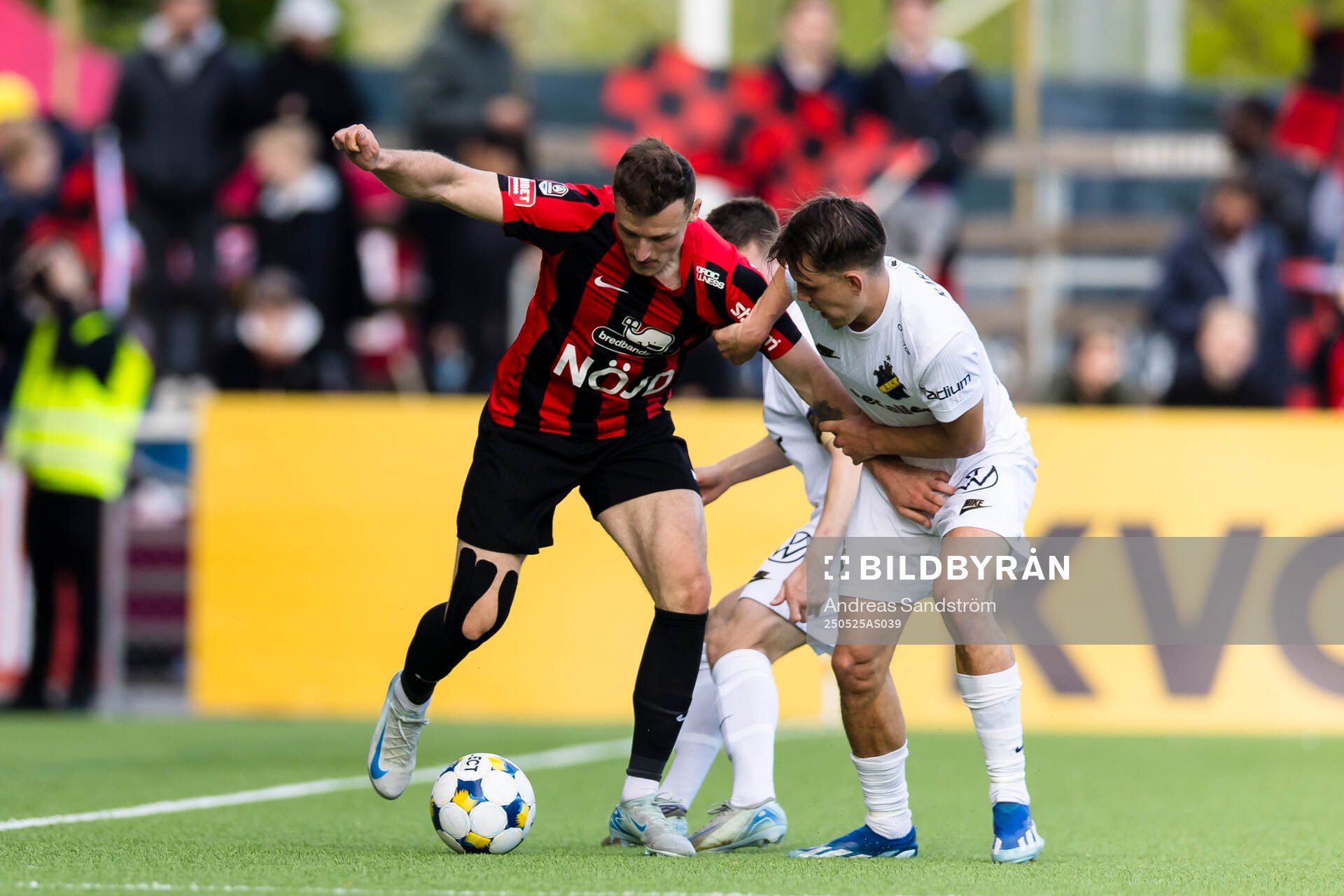 Brommapojkarnas Adam Skanning Jakobsen i kamp med AIKs Kazper Karlsson under fotbollsmatchen i Allsvenskan mellan Brommapojkarna och AIK den 25 maj 2025 i Stockholm.