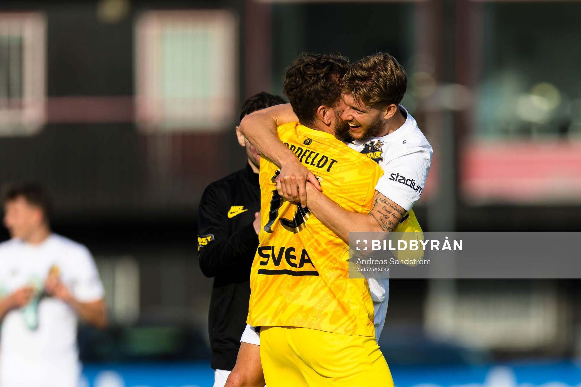 AIKs Anton Salétros omfamnar målvakt Kristoffer Nordfeldt efter fotbollsmatchen i Allsvenskan mellan Brommapojkarna och AIK den 25 maj 2025 i Stockholm.