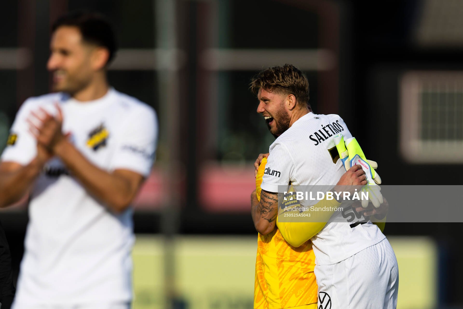 AIKs Anton Salétros omfamnar målvakt Kristoffer Nordfeldt efter fotbollsmatchen i Allsvenskan mellan Brommapojkarna och AIK den 25 maj 2025 i Stockholm.