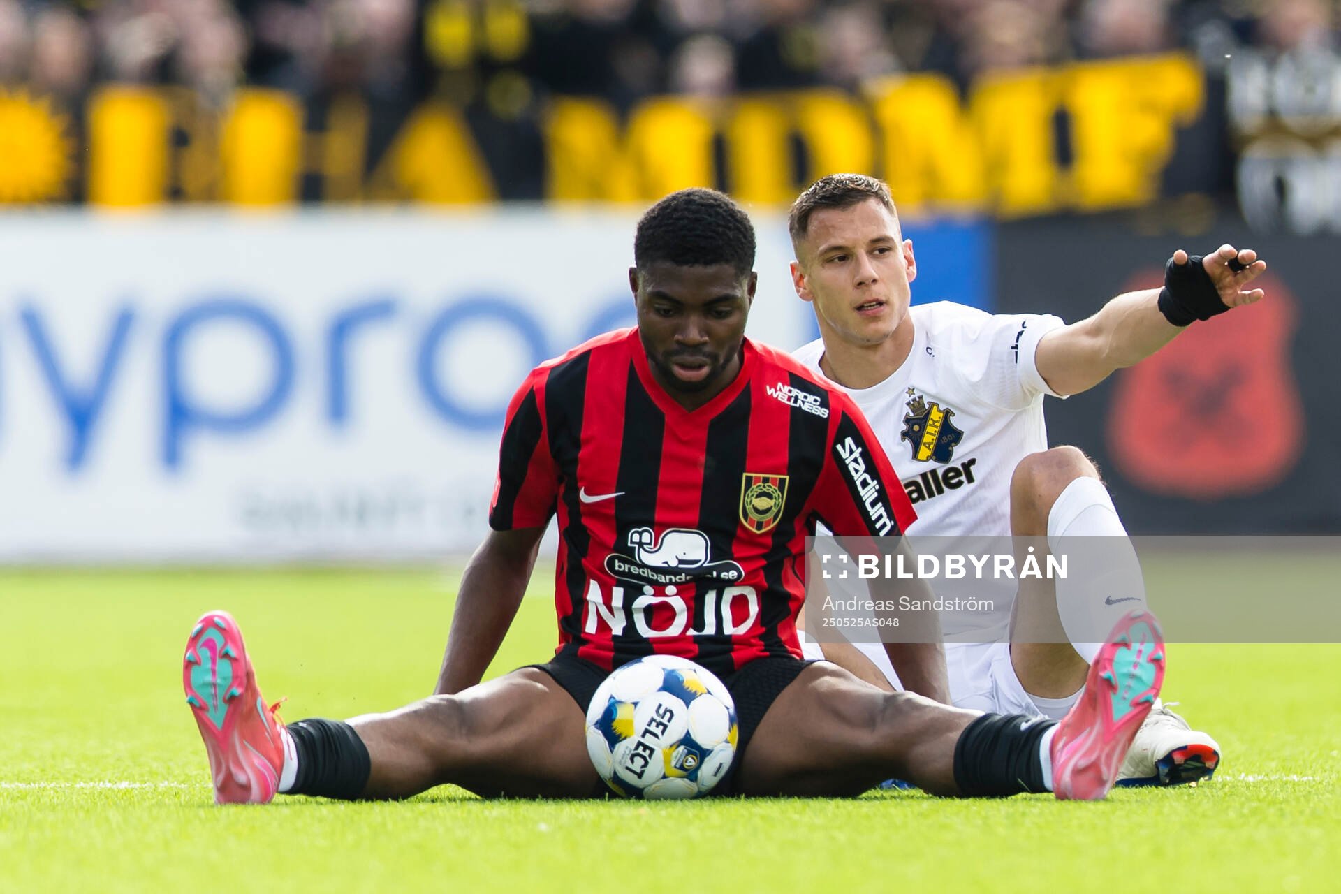 Brommapojkarnas Ezekiel Alladoh och AIKs Filip Benkovic under fotbollsmatchen i Allsvenskan mellan Brommapojkarna och AIK den 25 maj 2025 i Stockholm.