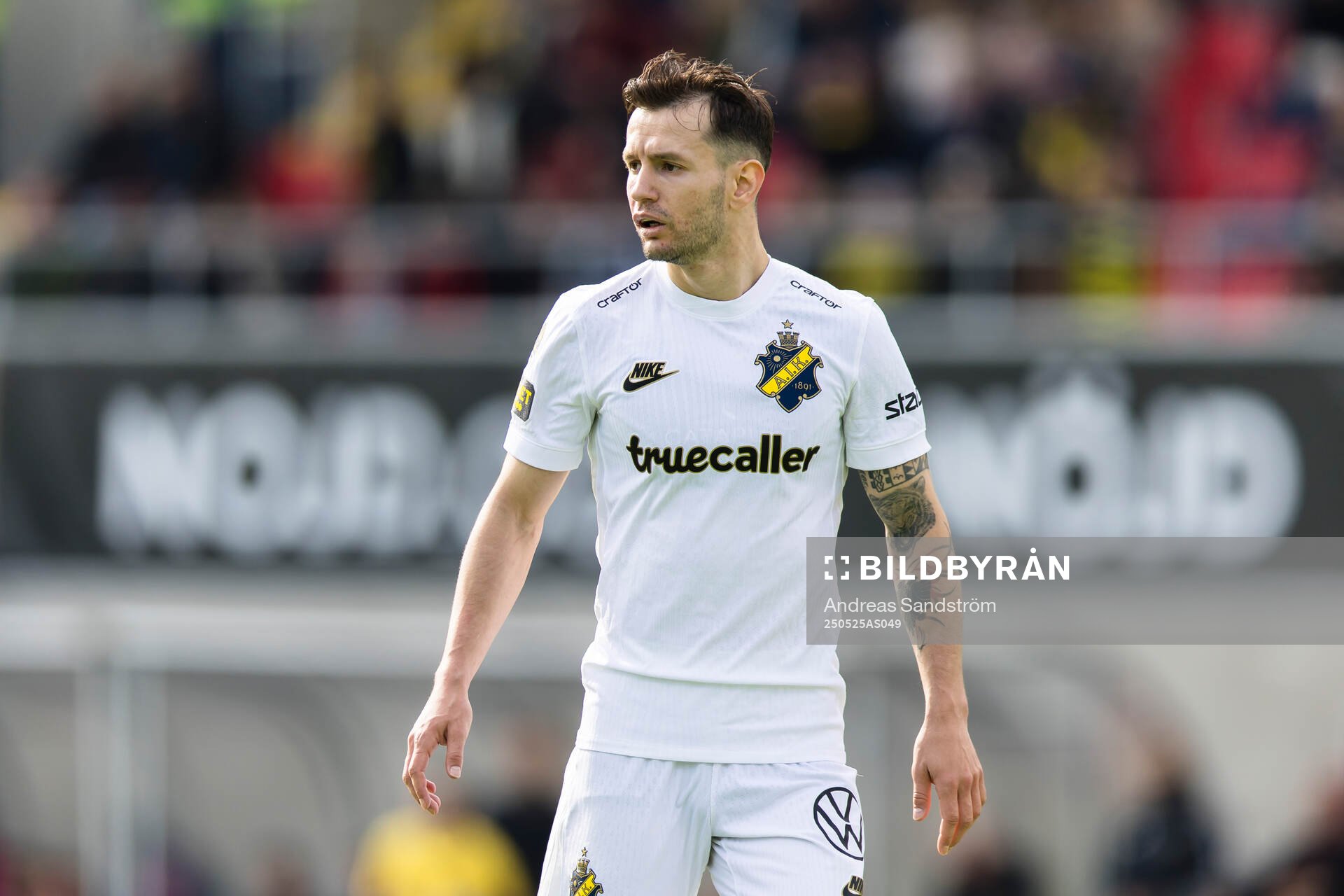 AIKs Bersant Celina under fotbollsmatchen i Allsvenskan mellan Brommapojkarna och AIK den 25 maj 2025 i Stockholm. 