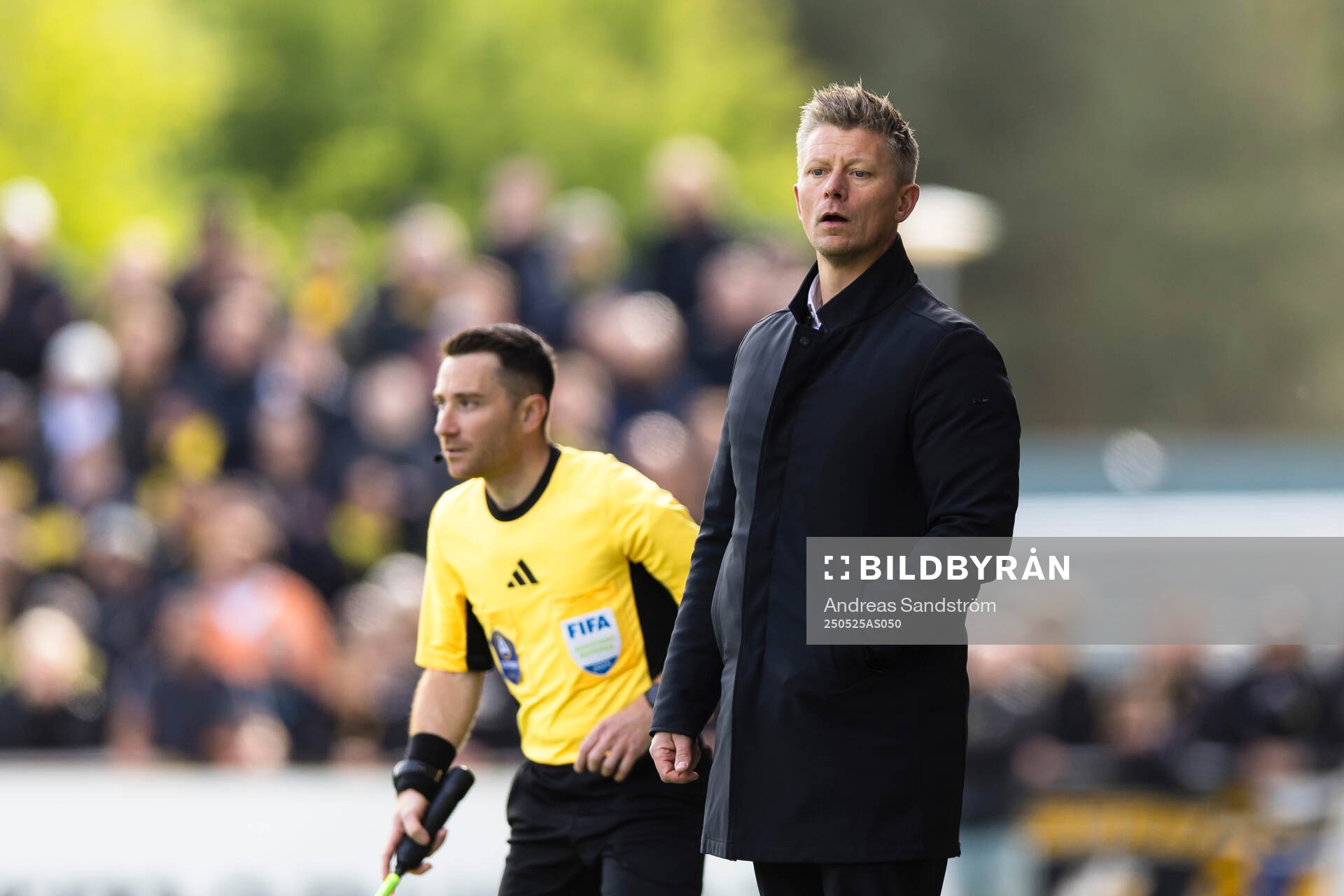 AIKs tränare Mikkjal Thomassen under fotbollsmatchen i Allsvenskan mellan Brommapojkarna och AIK den 25 maj 2025 i Stockholm. 