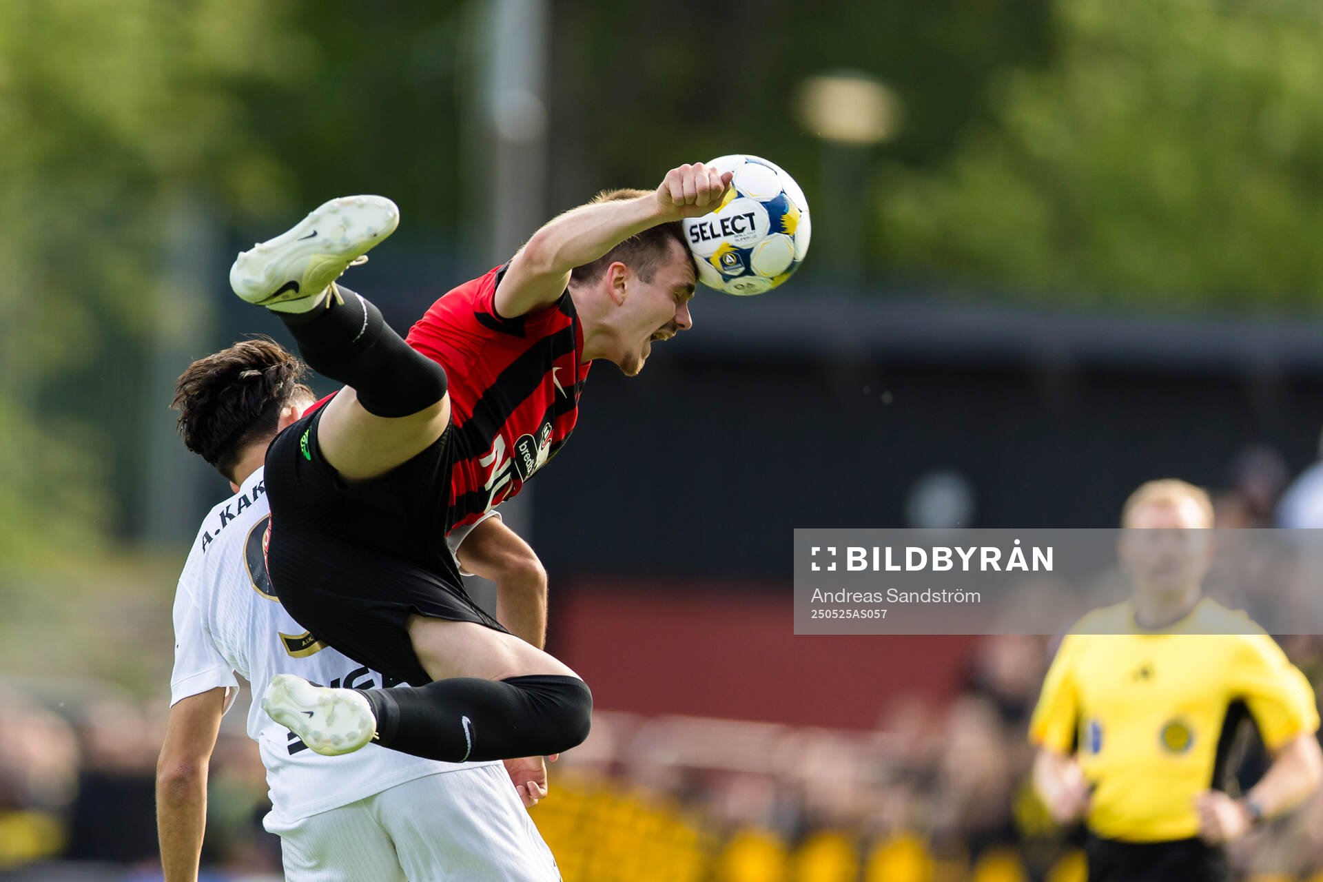 Brommapojkarnas Hlynur Freyr Karlsson med en nickduell med AIKs Andronikos Kakoullis under fotbollsmatchen i Allsvenskan mellan Brommapojkarna och AIK den 25 maj 2025 i Stockholm.