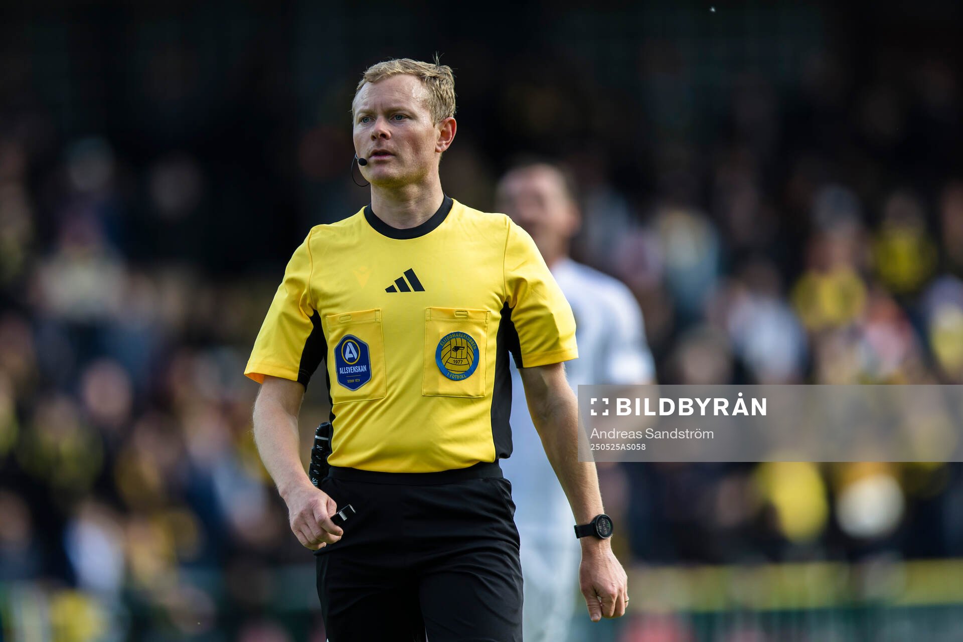 Domare Fredrik Klitte under fotbollsmatchen i Allsvenskan mellan Brommapojkarna och AIK den 25 maj 2025 i Stockholm. 