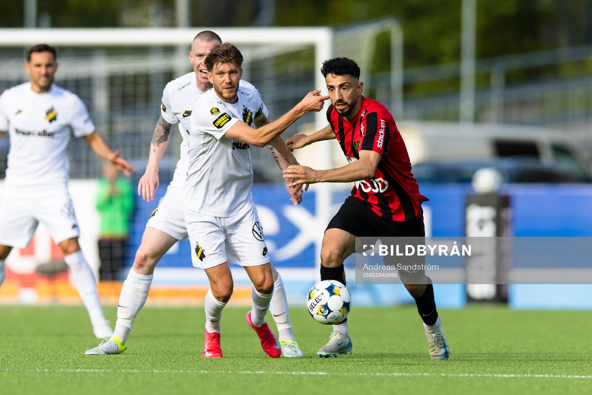 AIKs Anton Salétros i kamp om bollen med Brommapojkarnas