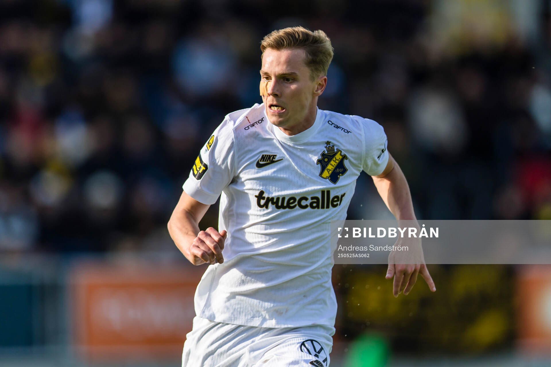 AIKs Johan Hove söder från såret under fotbollsmatchen i Allsvenskan mellan Brommapojkarna och AIK den 25 maj 2025 i Stockholm. 