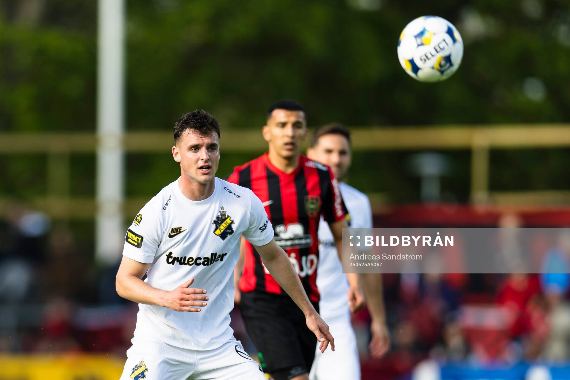 AIKs Áron Csongvai under fotbollsmatchen i Allsvenskan mellan Brommapojkarna och AIK den 25 maj 2025 i Stockholm. 