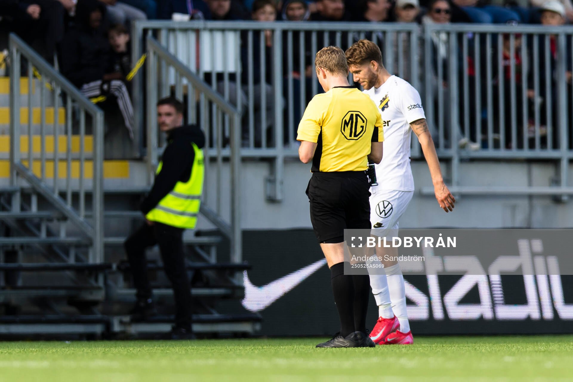 AIKs Anton Salétros går av planen efter att Domare Fredrik Klitte givit ett rött kort under fotbollsmatchen i Allsvenskan mellan Brommapojkarna och AIK den 25 maj 2025 i Stockholm.