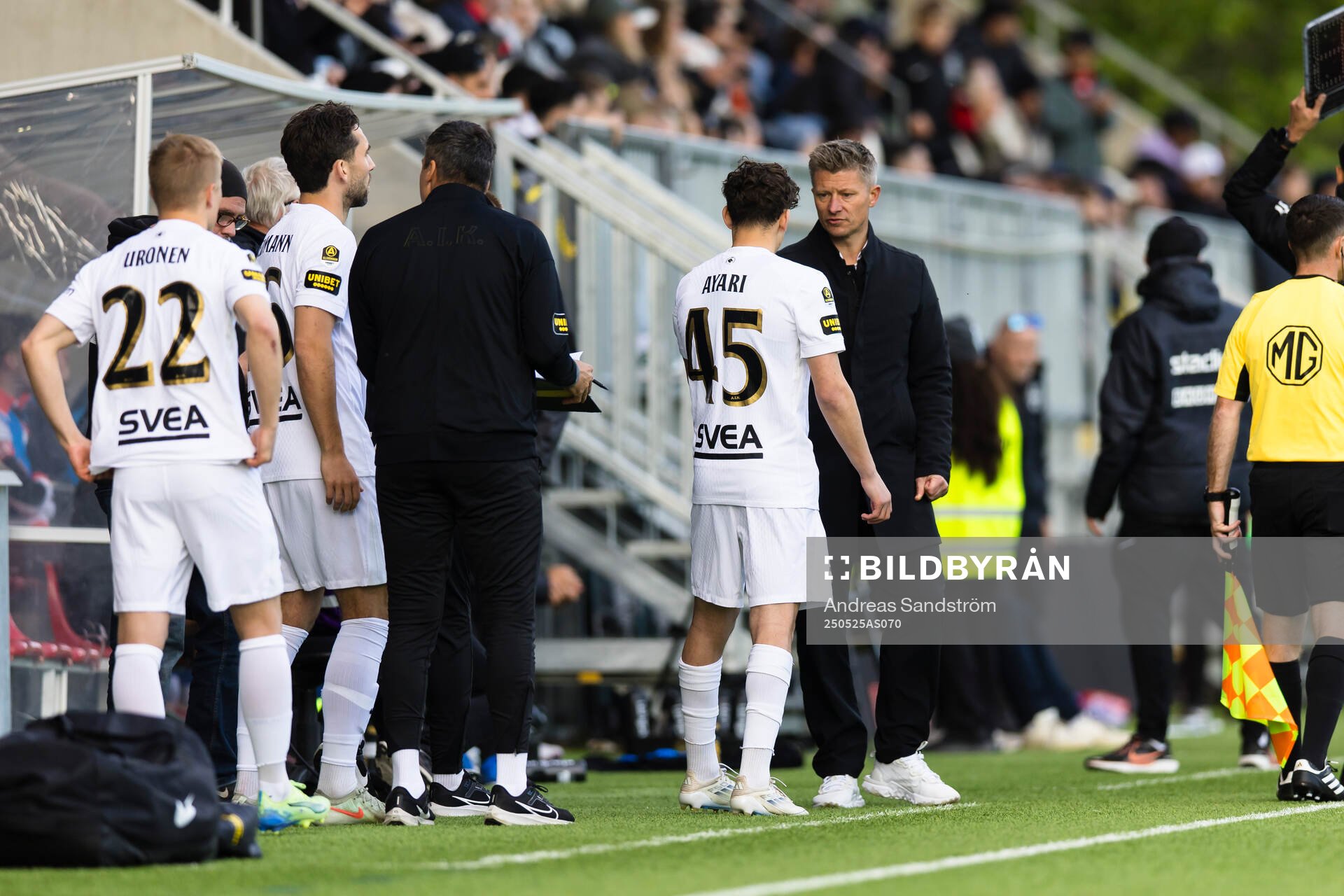 AIKs tränare Mikkjal Thomassen samtalar med Taha Ayari under fotbollsmatchen i Allsvenskan mellan Brommapojkarna och AIK den 25 maj 2025 i Stockholm. 