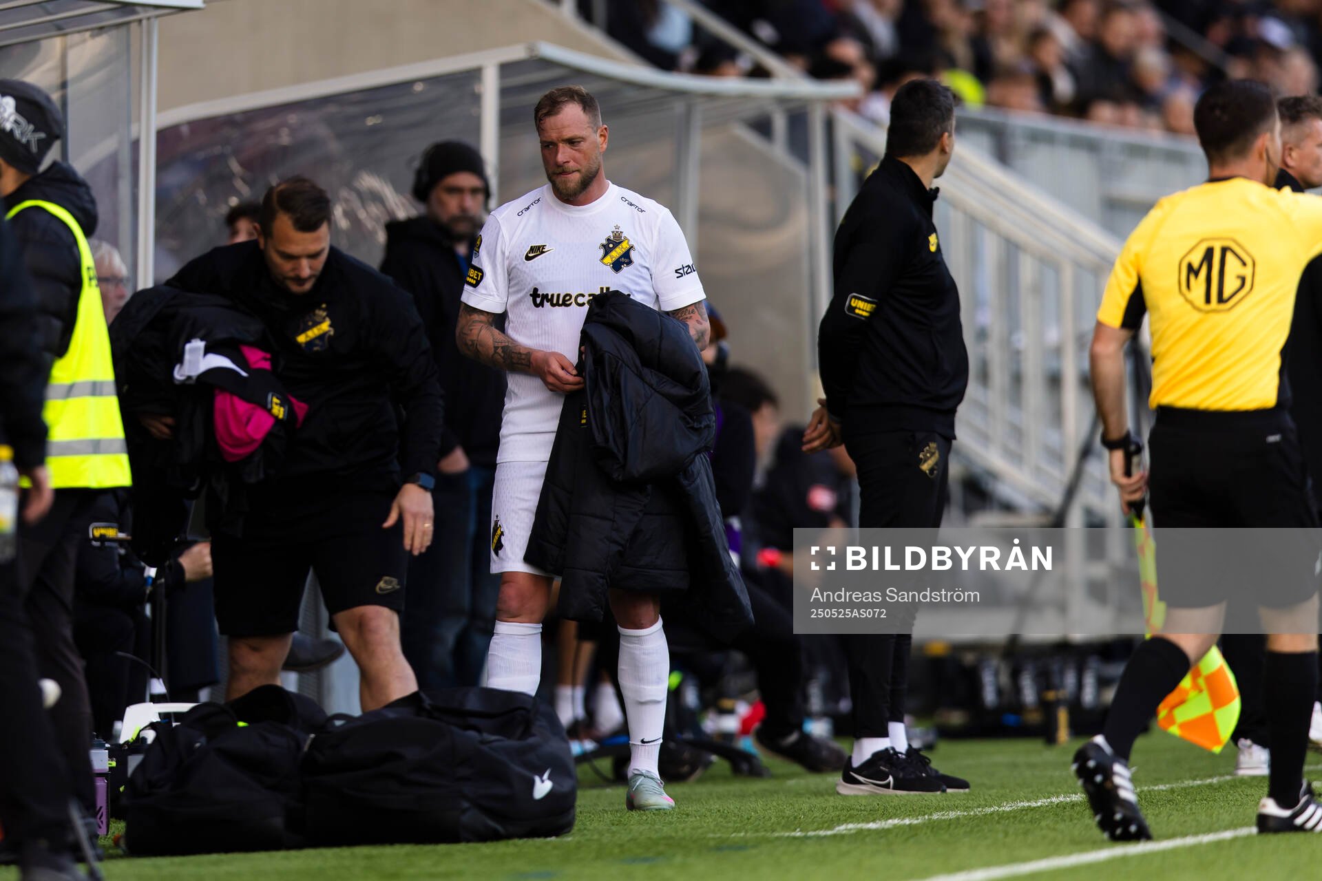AIKs John Guidetti blir utbytt under fotbollsmatchen i Allsvenskan mellan Brommapojkarna och AIK den 25 maj 2025 i Stockholm. 