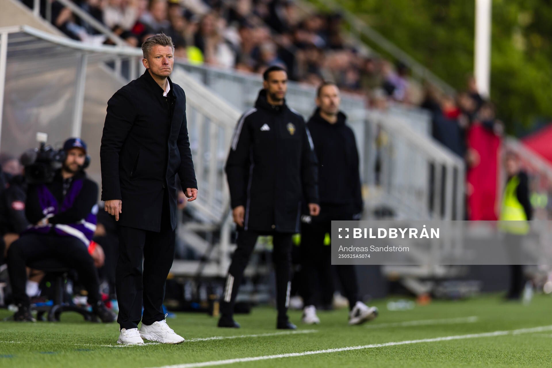 AIKs tränare Mikkjal Thomassen under fotbollsmatchen i Allsvenskan mellan Brommapojkarna och AIK den 25 maj 2025 i Stockholm. 