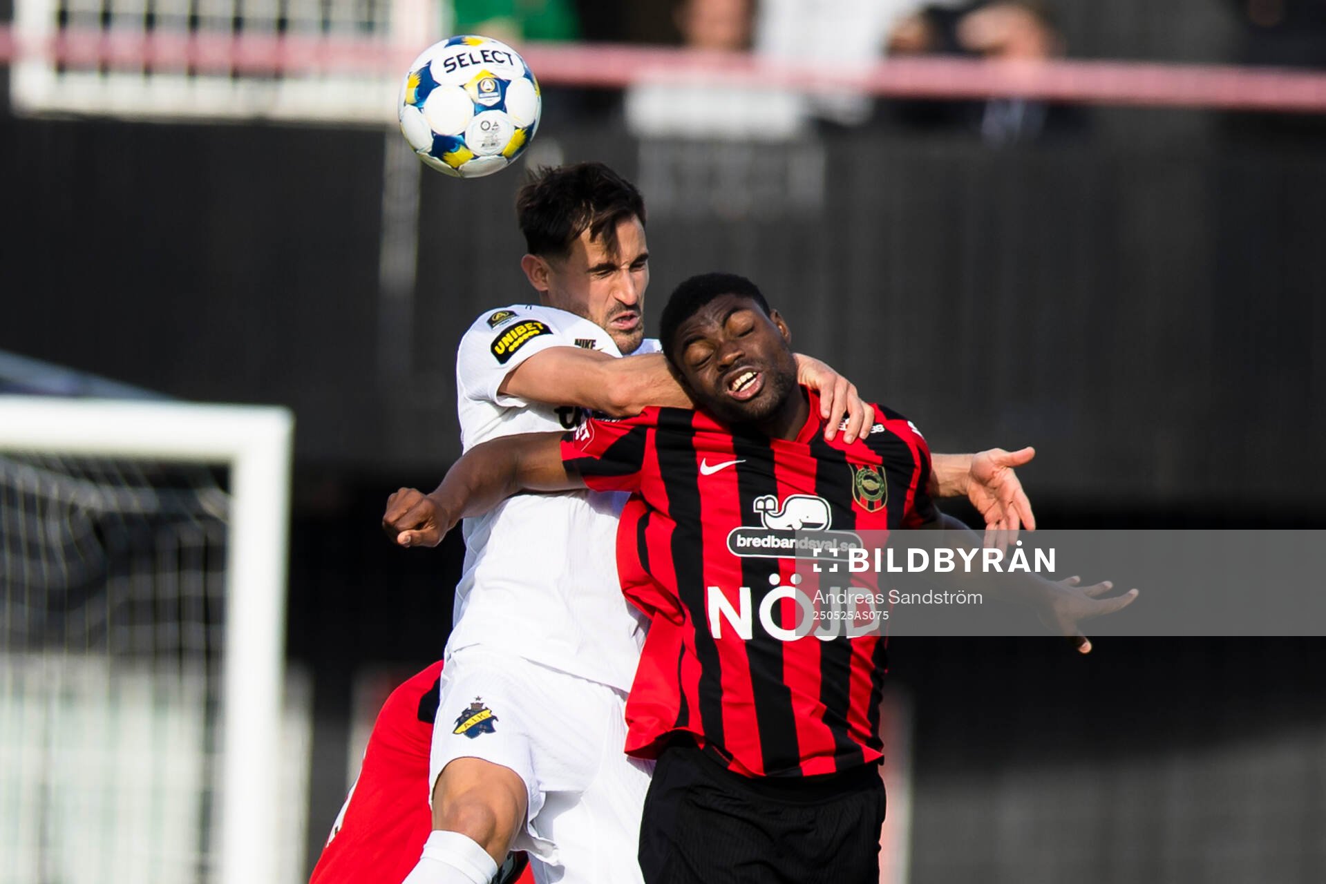 AIKs Sotirios Papagiannopoulos i kamp om bollen med Brommapojkarnas Ezekiel Alladoh under fotbollsmatchen i Allsvenskan mellan Brommapojkarna och AIK den 25 maj 2025 i Stockholm.