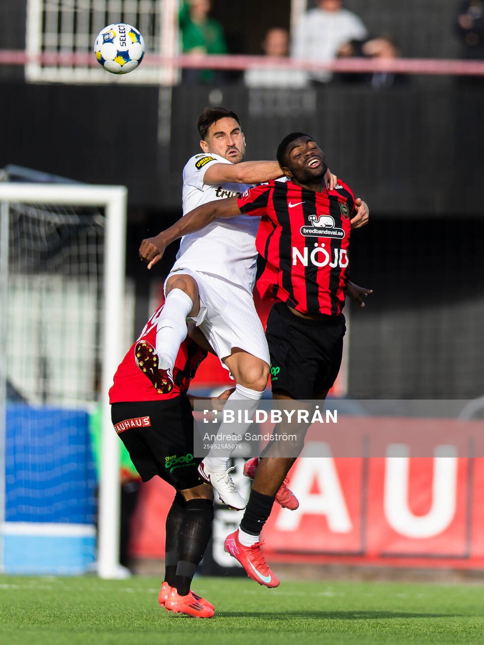 AIKs Sotirios Papagiannopoulos i kamp om bollen med Brommapojkarnas Ezekiel Alladoh under fotbollsmatchen i Allsvenskan mellan Brommapojkarna och AIK den 25 maj 2025 i Stockholm.
