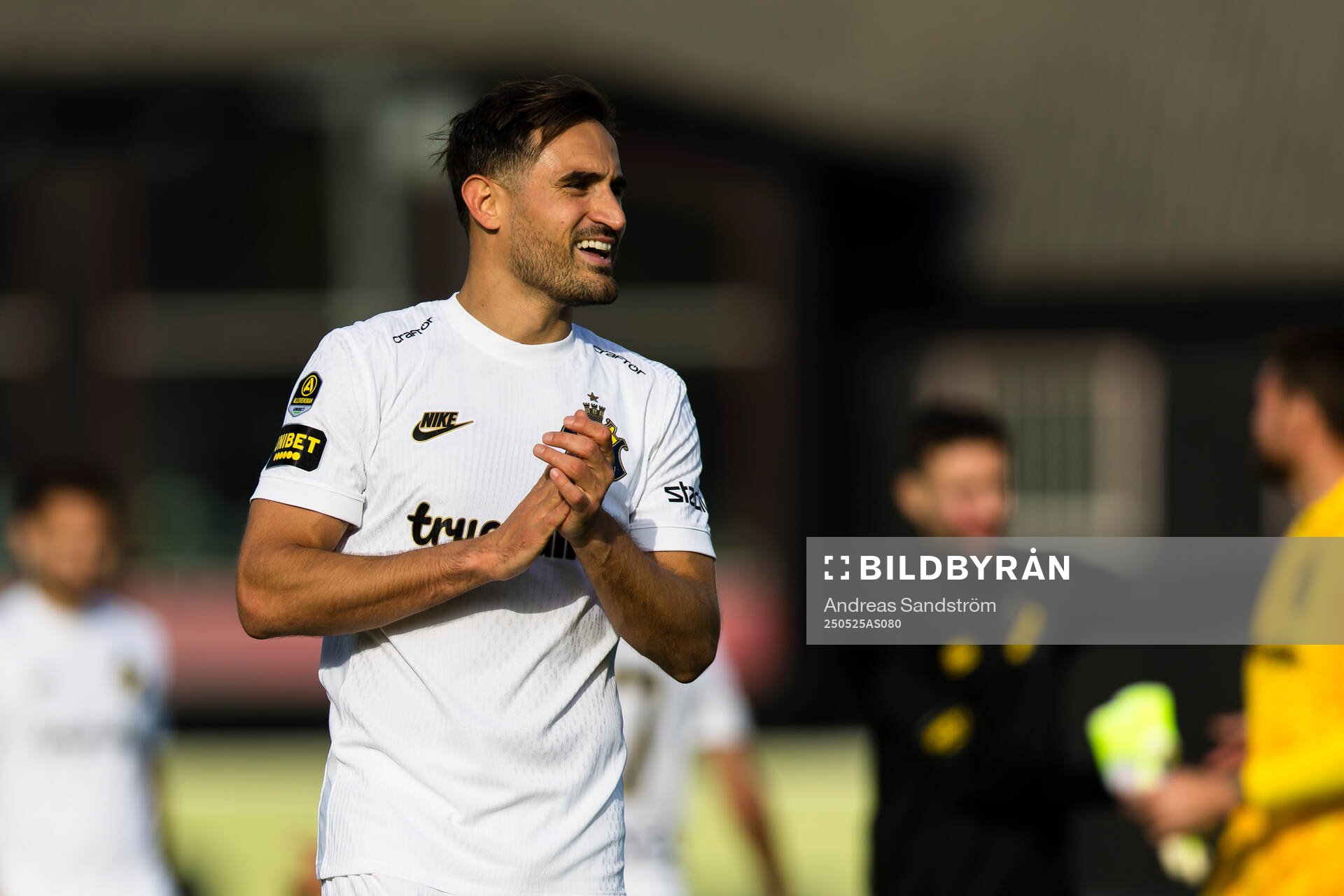 AIKs Sotirios Papagiannopoulos jublar efter fotbollsmatchen i Allsvenskan mellan Brommapojkarna och AIK den 25 maj 2025 i Stockholm. 