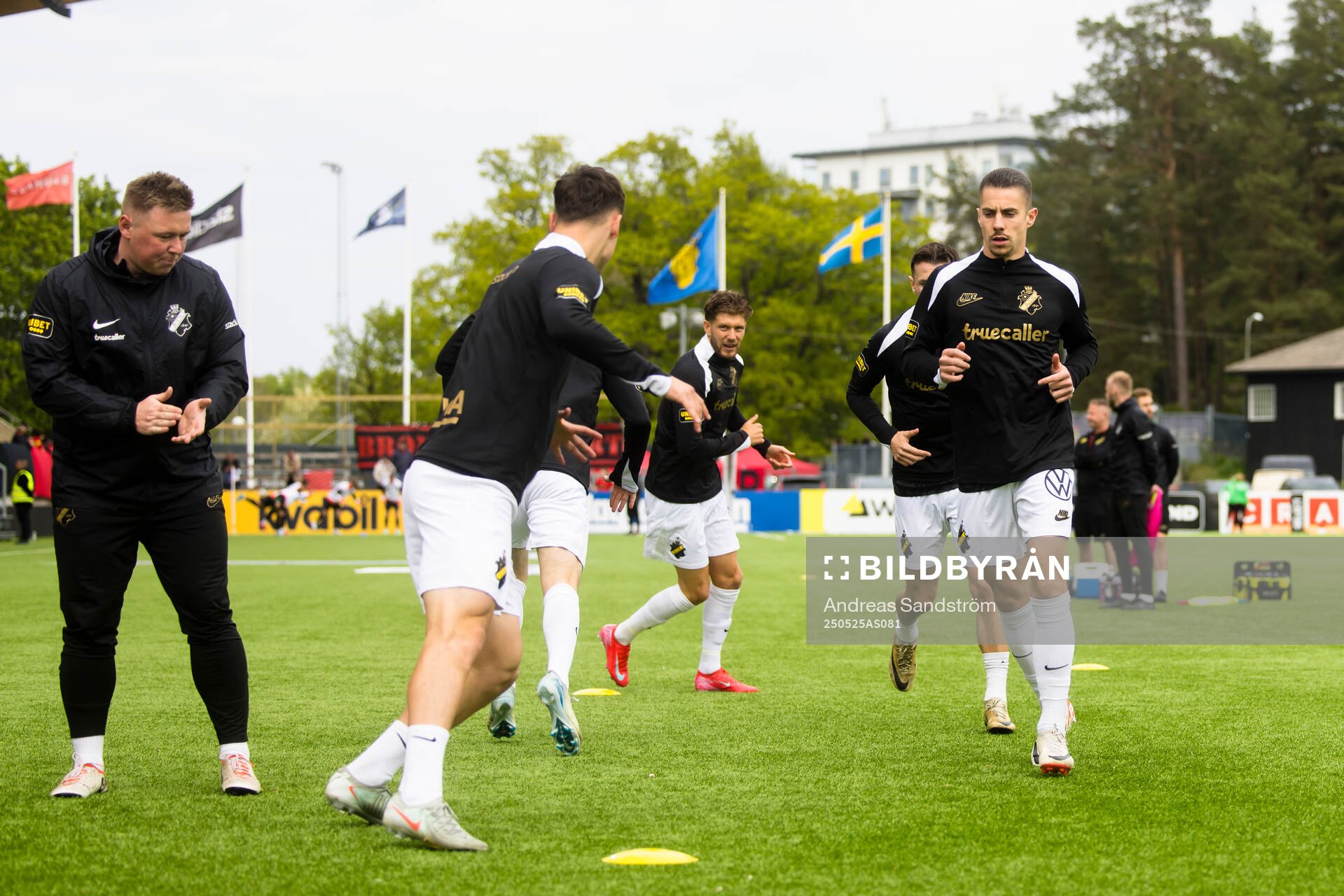 AIKs spelare värmer upp inför fotbollsmatchen i Allsvenskan mellan Brommapojkarna och AIK den 25 maj 2025 i Stockholm. 