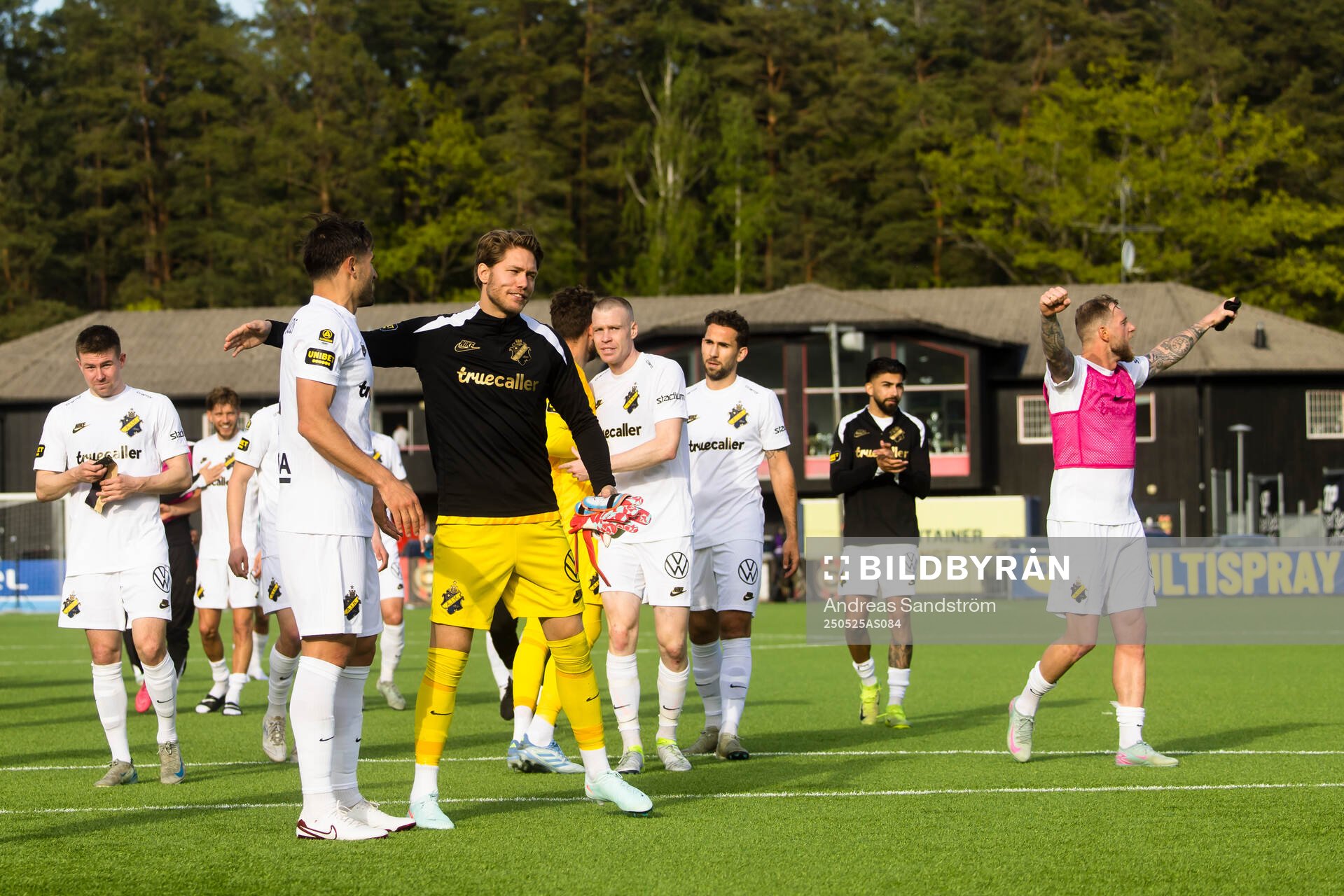 AIKs spelare jublar efter fotbollsmatchen i Allsvenskan mellan Brommapojkarna och AIK den 25 maj 2025 i Stockholm. 