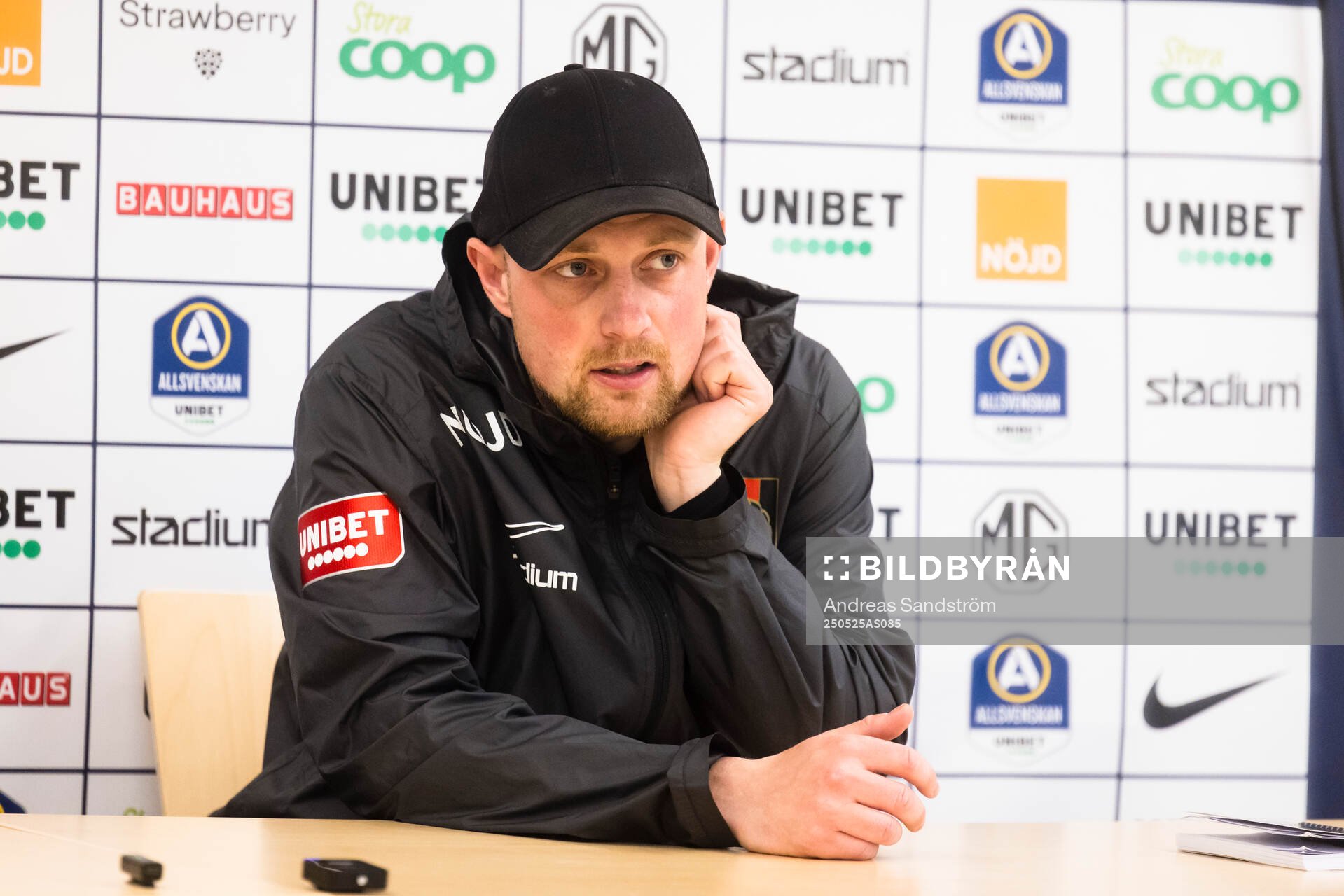 Brommapojkarnas huvudtränare Fredrik Landén < på