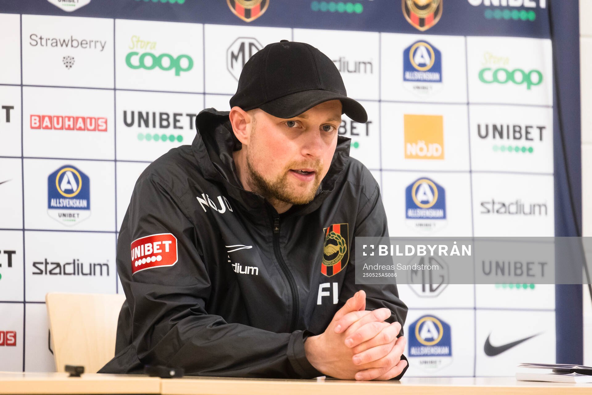 Brommapojkarnas huvudtränare Fredrik Landén < på presskonferensen efter fotbollsmatchen i Allsvenskan mellan Brommapojkarna och AIK den 25 maj 2025 i Stockholm.