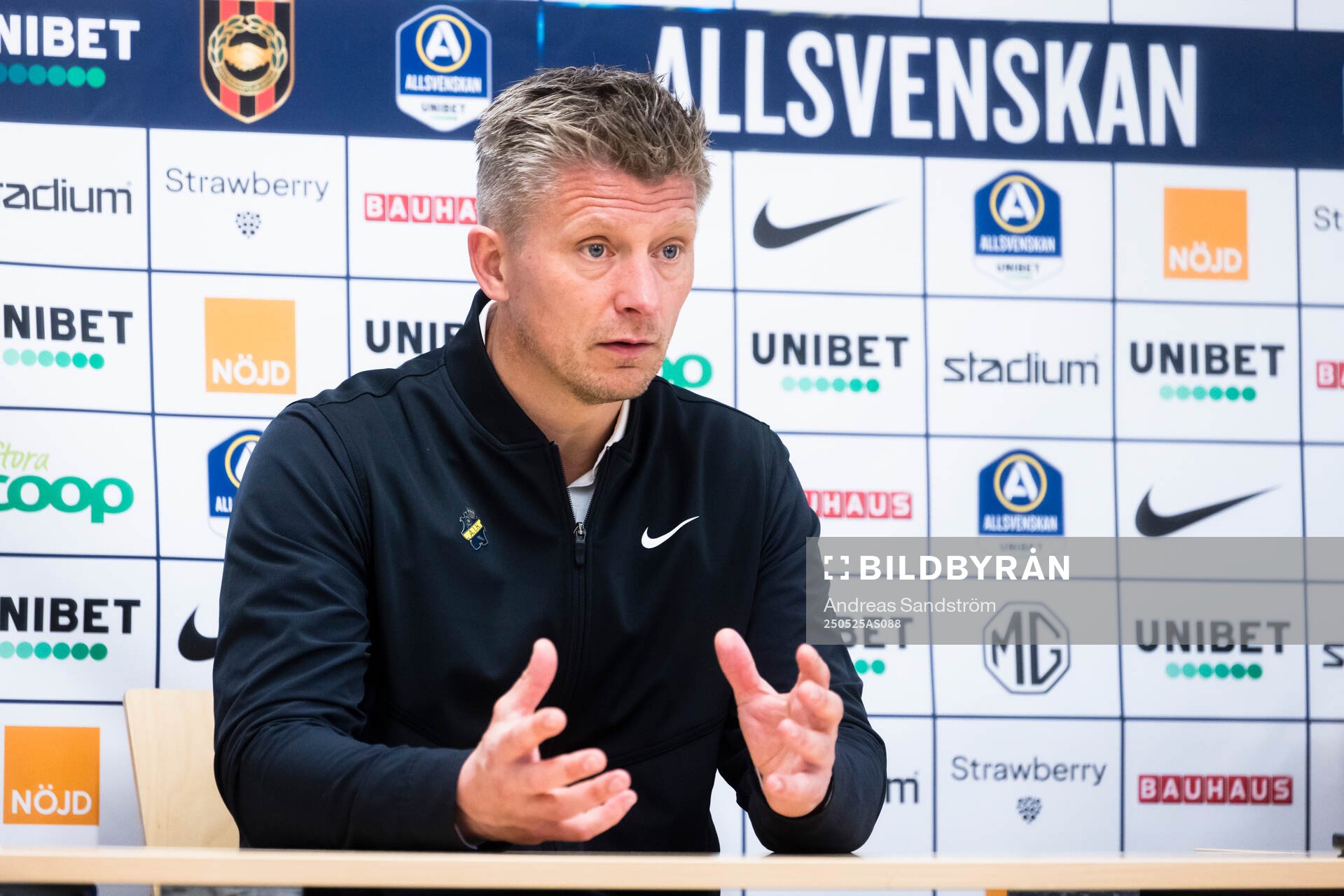 AIKs tränare Mikkjal Thomassen på presskonferensen efter fotbollsmatchen i Allsvenskan mellan Brommapojkarna och AIK den 25 maj 2025 i Stockholm.