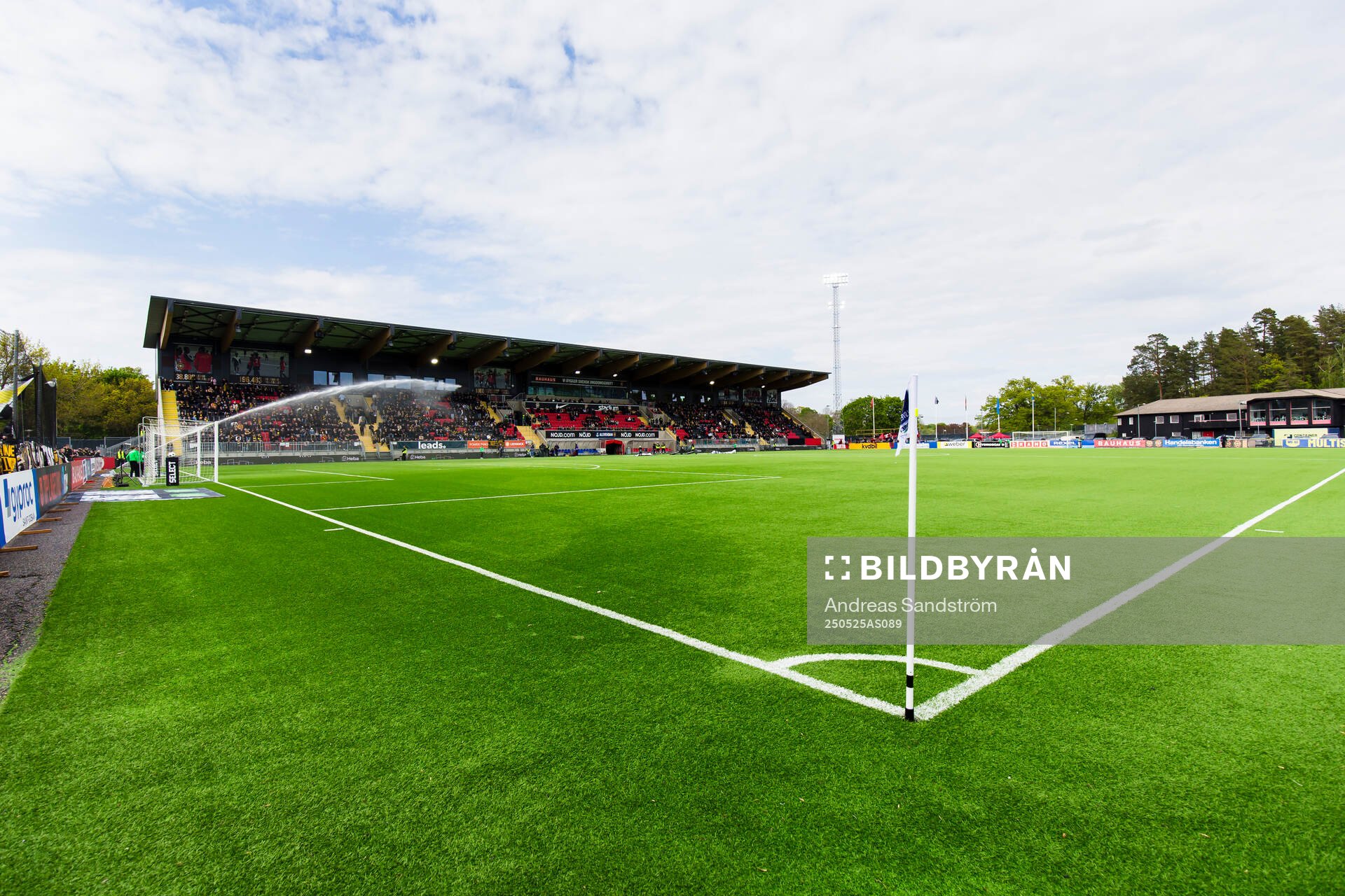 Vy över Grimsta IP inför fotbollsmatchen i Allsvenskan mellan Brommapojkarna och AIK den 25 maj 2025 i Stockholm. 